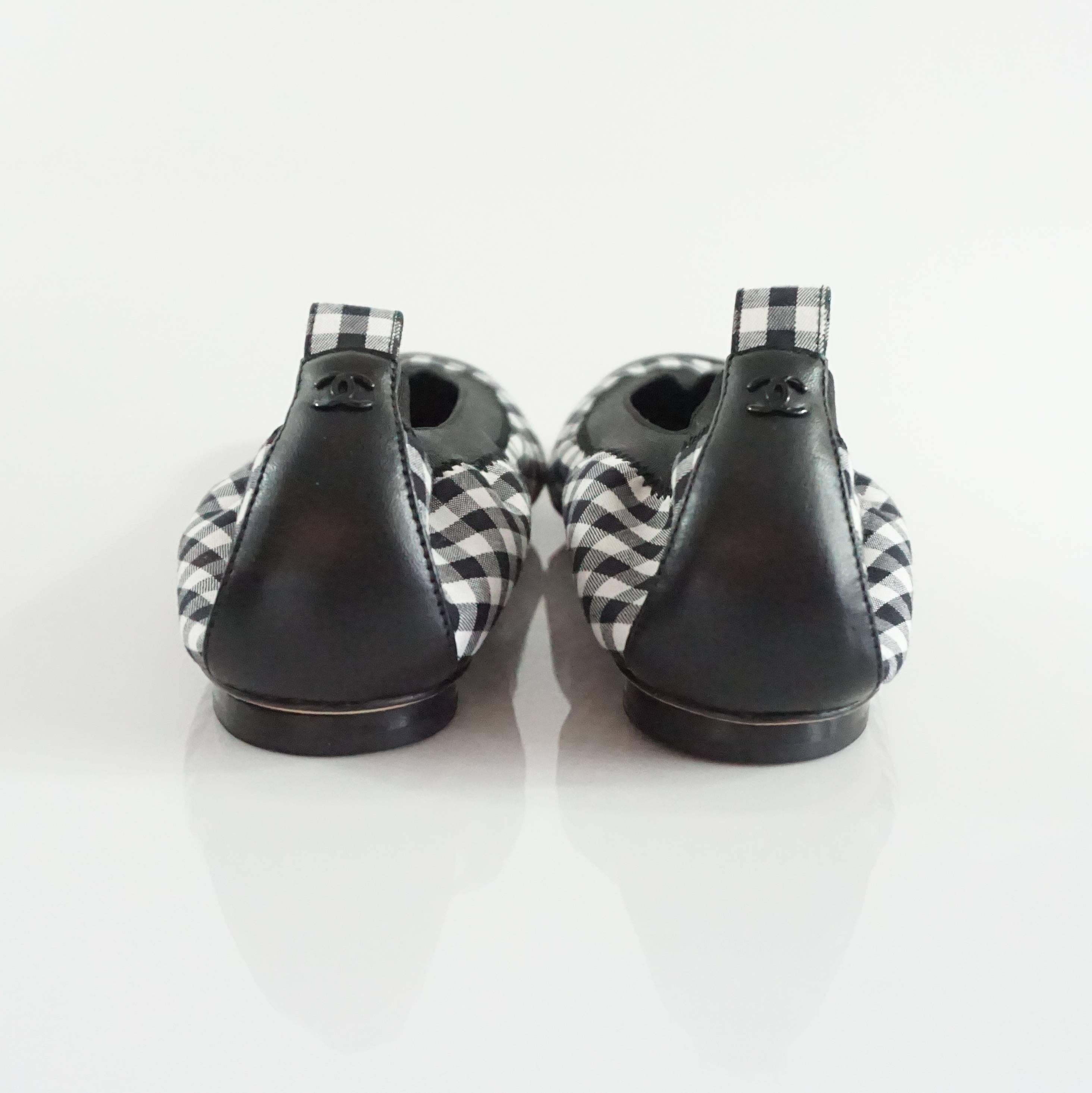 Chanel Black and White Gingham Cap Toe Flats - 38 In Excellent Condition In West Palm Beach, FL