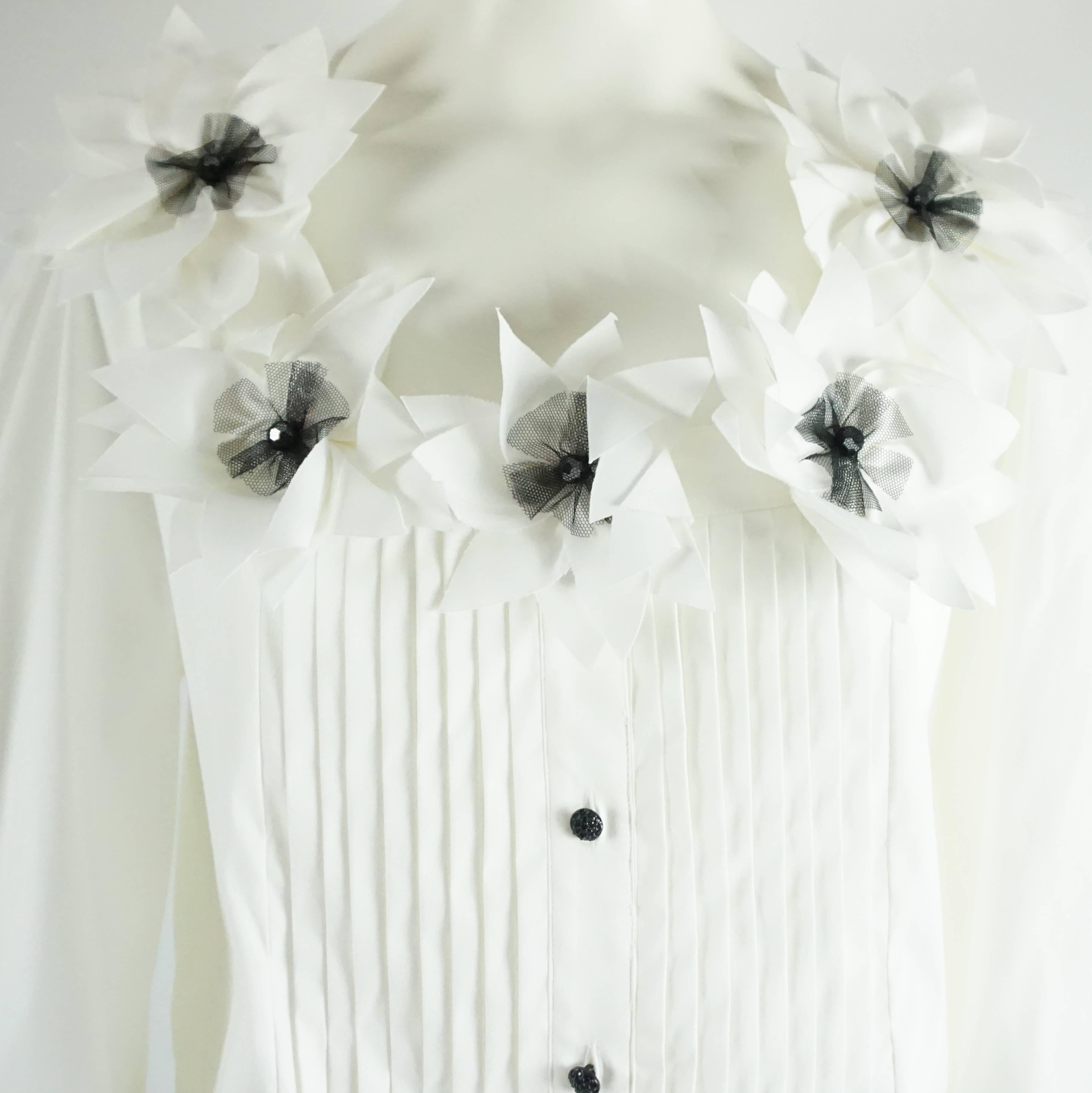 St. John Couture White Cotton with Black Detailing 3/4 Sleeve Blouse - 6 In Good Condition In West Palm Beach, FL