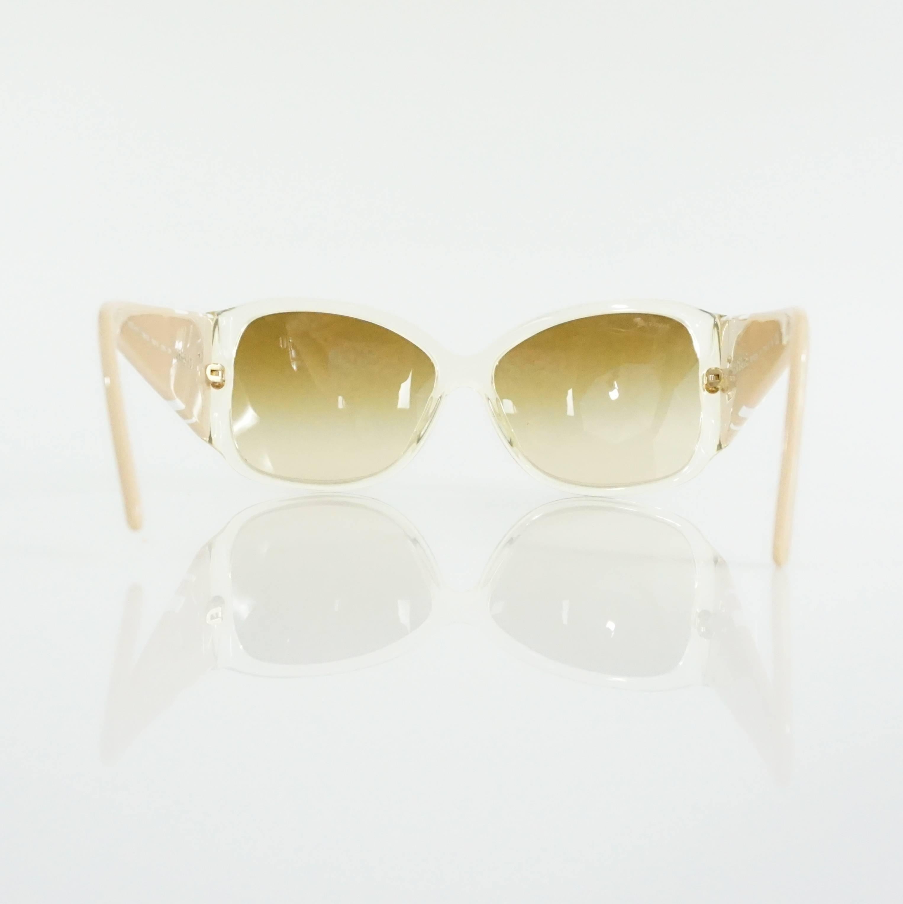 Versace Beige with White and Gold Bow Detailing Sunglasses In Excellent Condition In West Palm Beach, FL