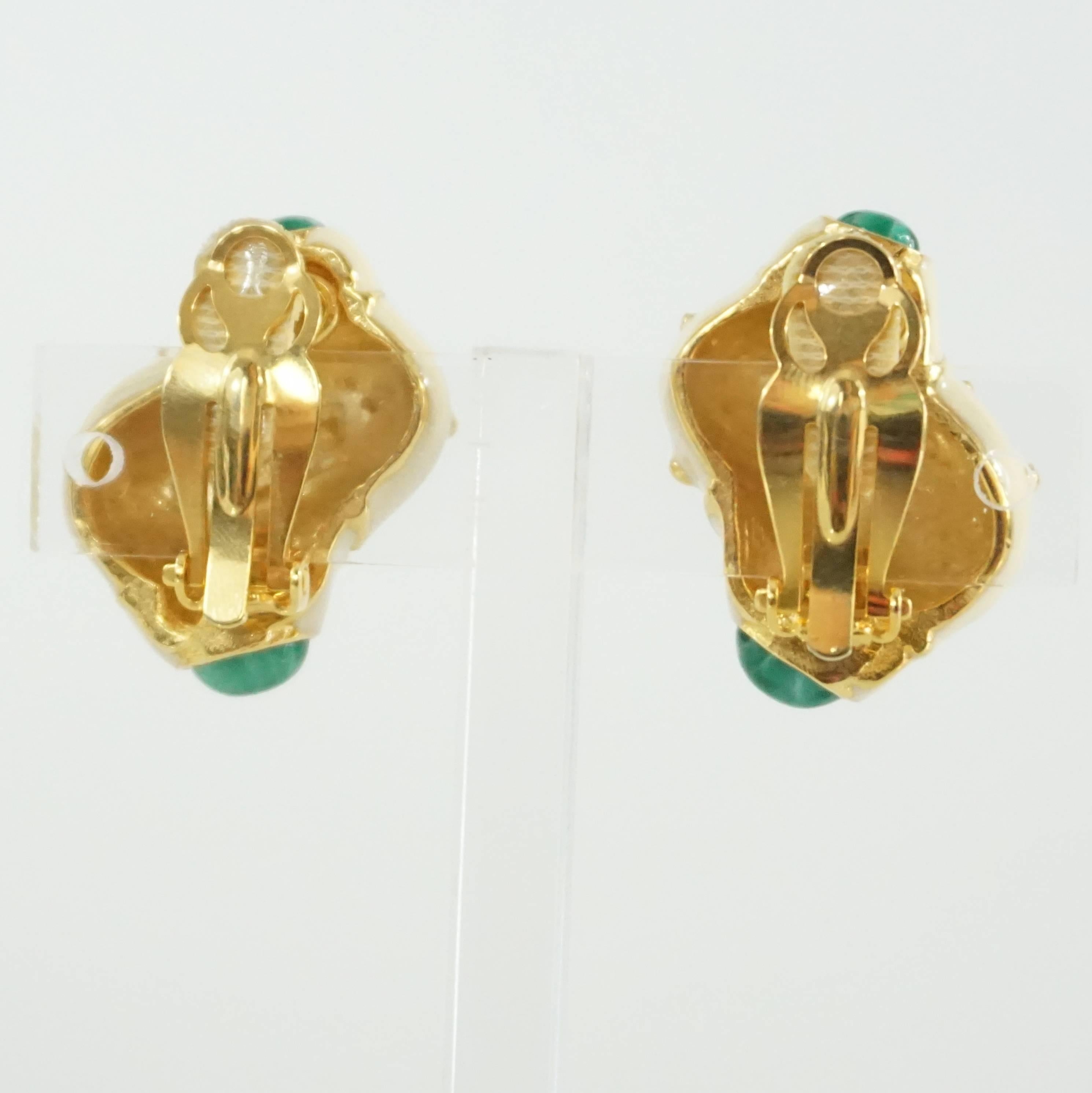Clips d'oreilles en forme de coquillage Maresca crème avec pierres vertes et détails en or Excellent état - En vente à West Palm Beach, FL