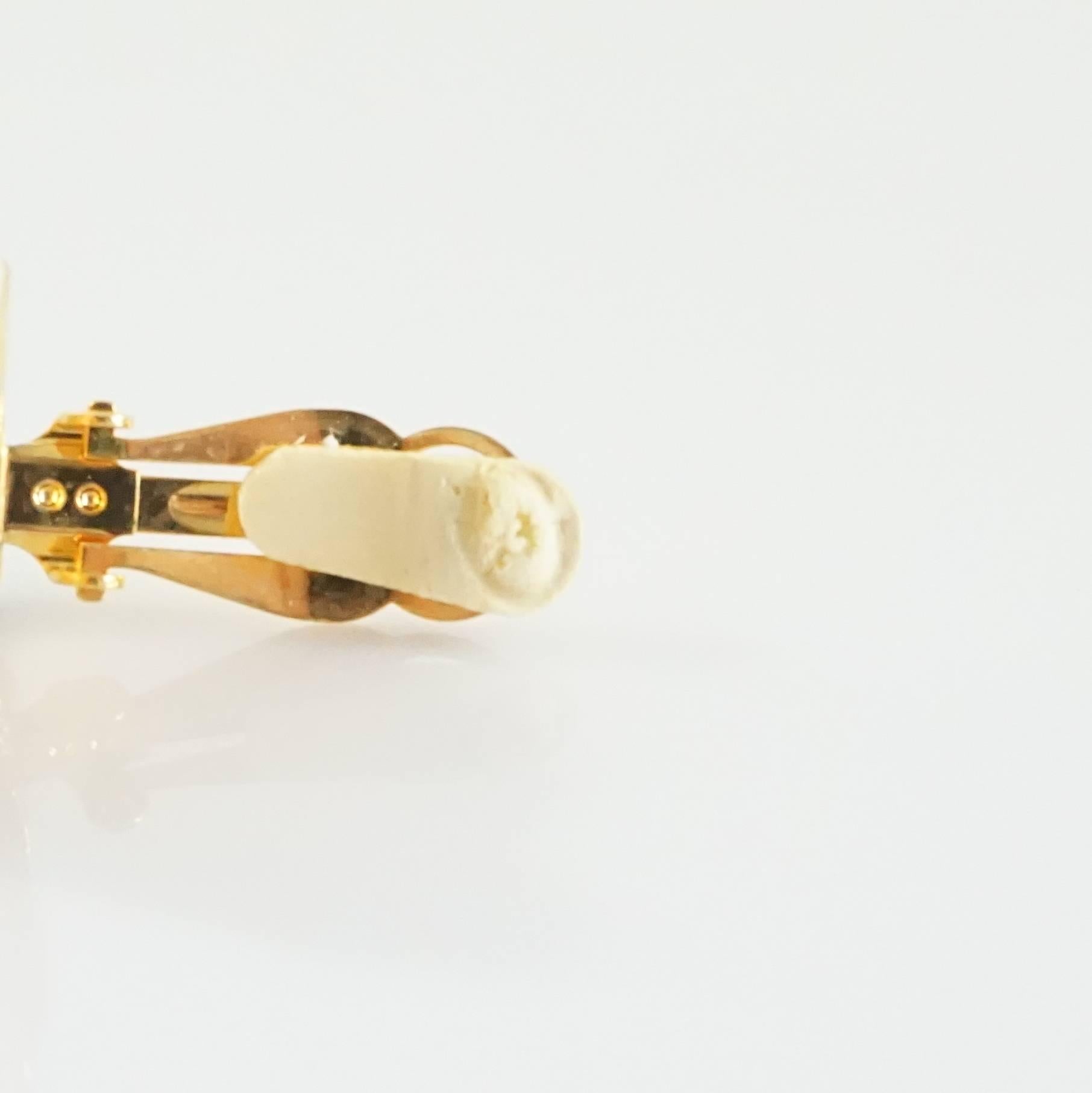 Clips d'oreilles en forme de coquillage Maresca crème avec pierres vertes et détails en or en vente 1