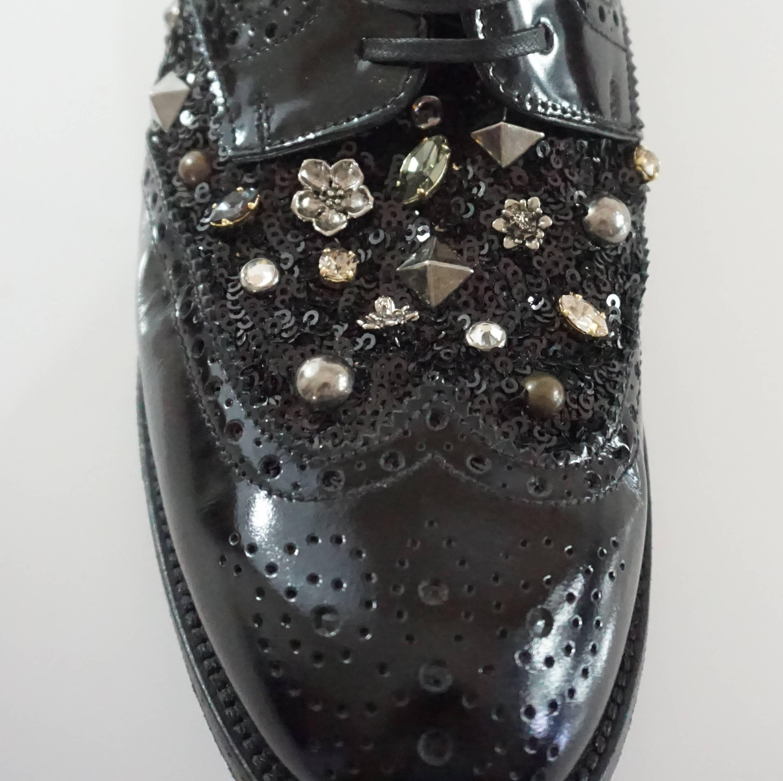 Dolce & Gabbana Schwarze Oxfords mit Ohrstecker und Strass - 41 im Angebot 1