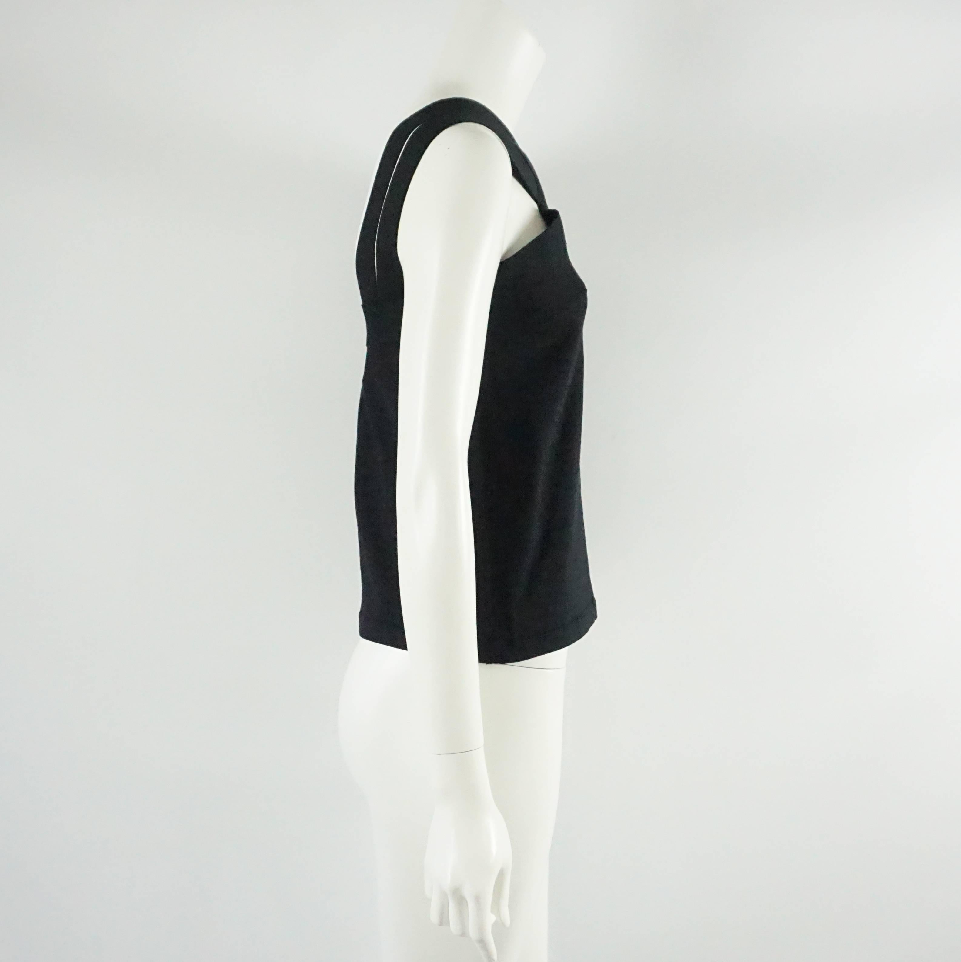 This Oscar de la Renta black knit top has a halter style neckline that come into straight straps in the back. The piece has ample stretch and is new with tags. Size L, spring 2008 collection.

Measurements
Bust: 35"
Waist: 33"
Length: