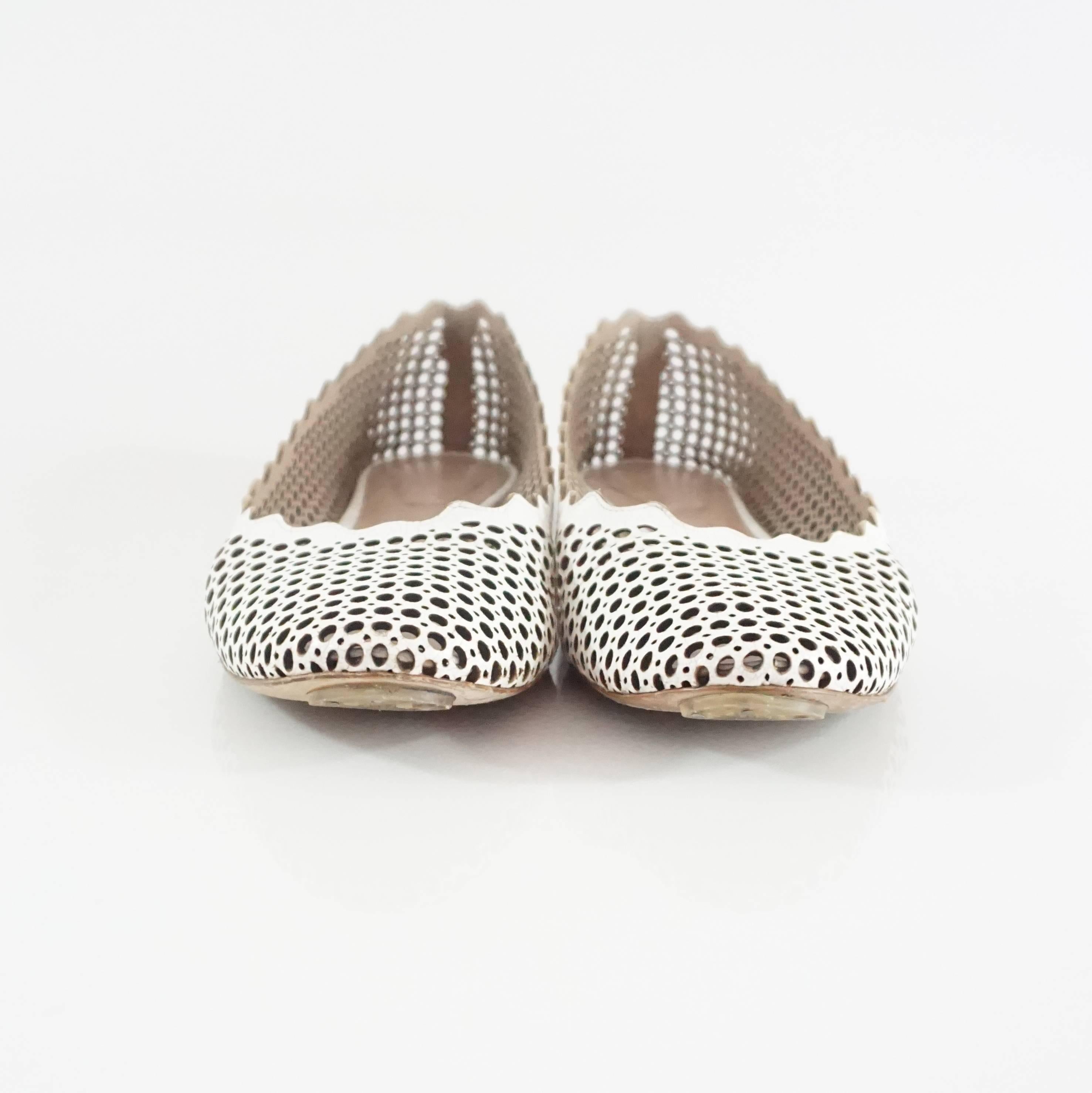 Chloe White Perforated Leather Ballet Flats – 39 In Good Condition In West Palm Beach, FL