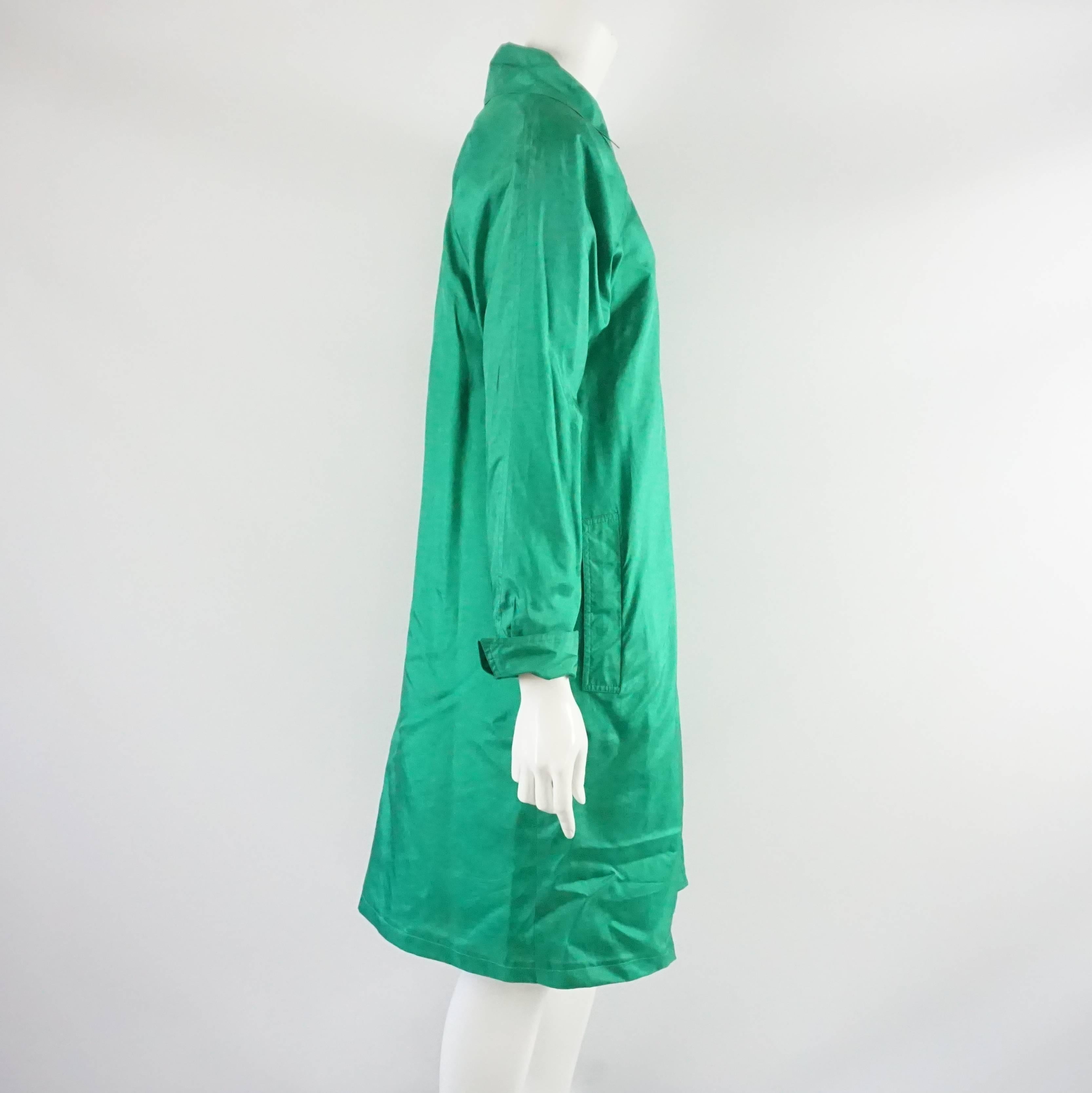 This vintage Carmen's Hilldale coat is a bright Kelly green color. The piece is made of silk and is in the style of a rain coat. It is in excellent vintage condition with minor staining. Size M, circa 1970’s. 

Measurements
Shoulder to Shoulder: