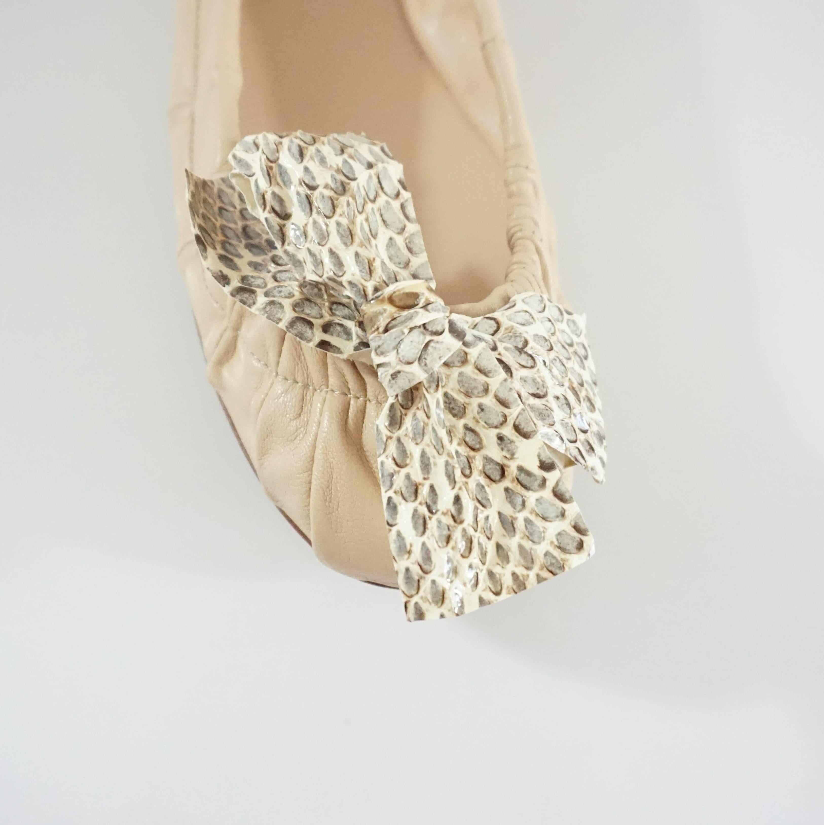 Prada Cream Leather Ballet Flats with Snake Bow – 38 In Excellent Condition In West Palm Beach, FL