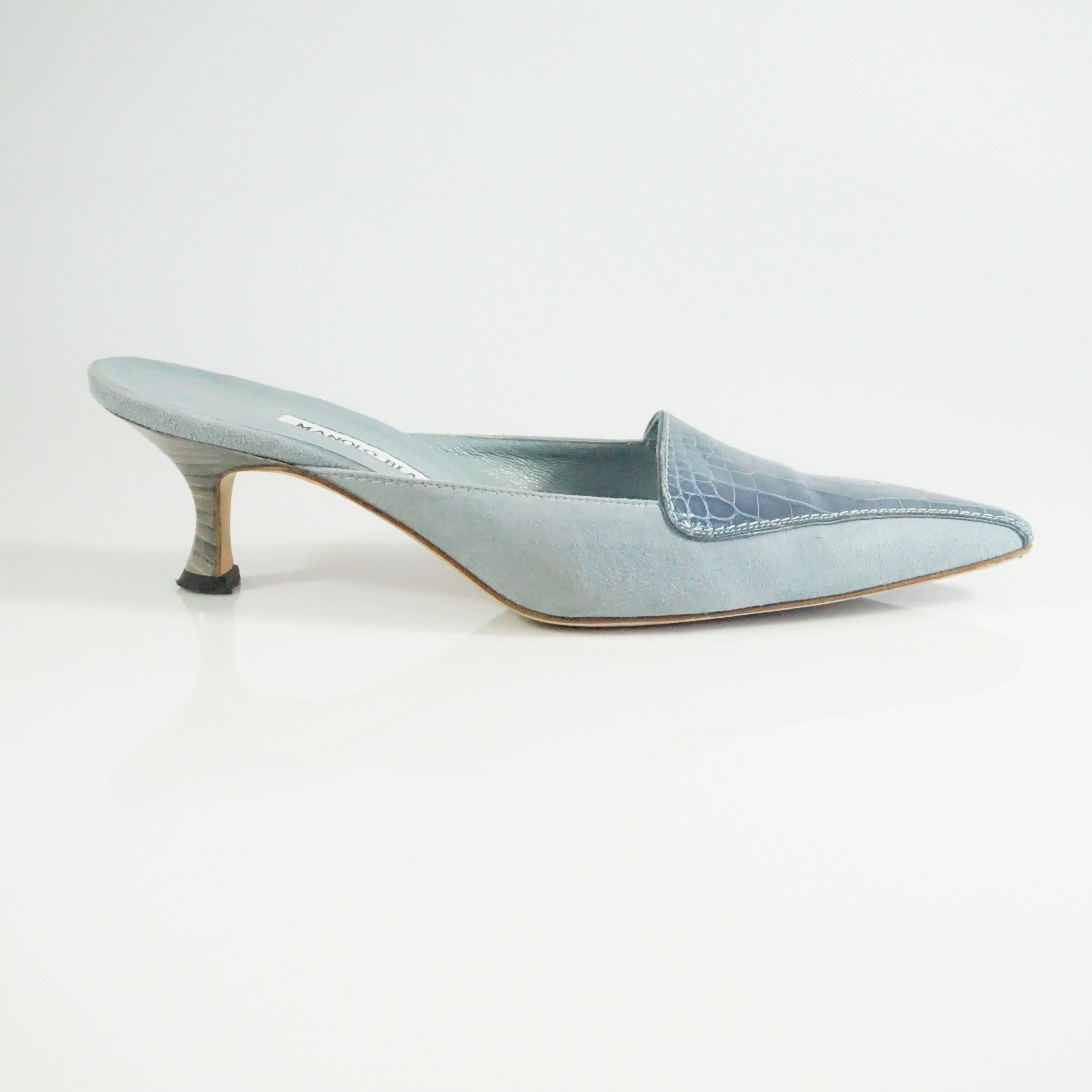 This Manolo Blahnik mules are made of a powder blue suede and crocodile. The heeled slides are in fair condition with some wear to the suede, sole, and heel (all shown in the last images). Size 38.5

Heel:2.5