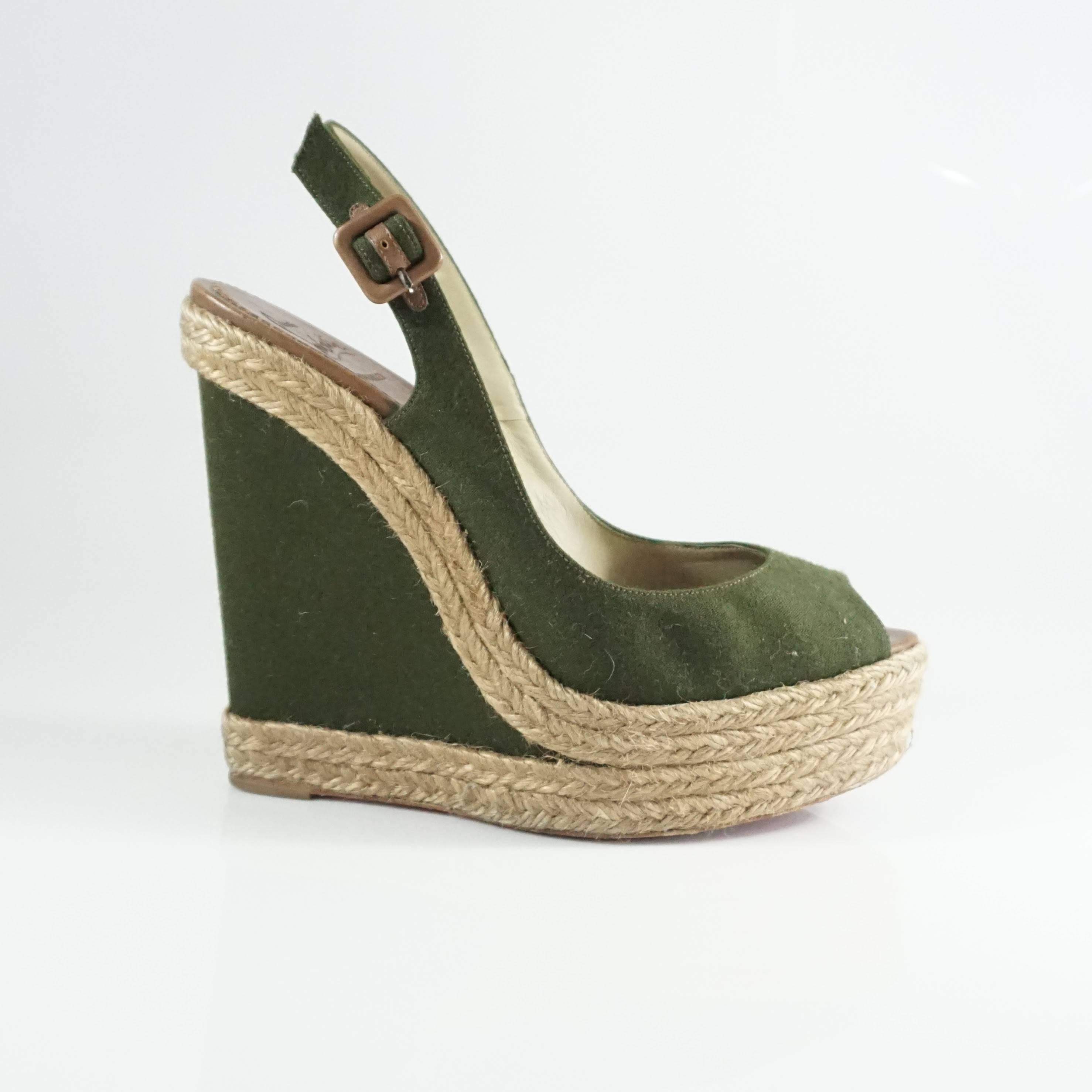 These Christian Louboutin wedges are made of green flannel and straw. They feature a green wedge with straw trim, a peep-toe, and an adjustable slingback strap. They are in very good condition with some bottom wear and some markings on the toe bed.