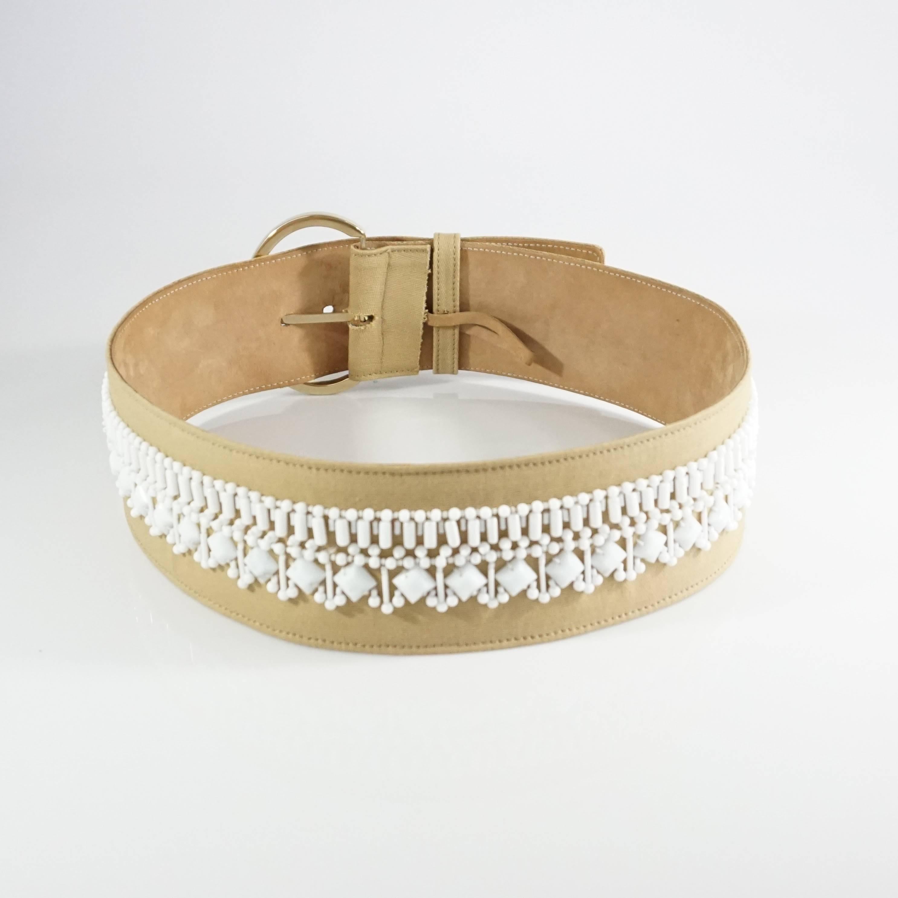 Ceinture large Oscar de la Renta en cuir et toile beige avec perles blanches Excellent état - En vente à West Palm Beach, FL