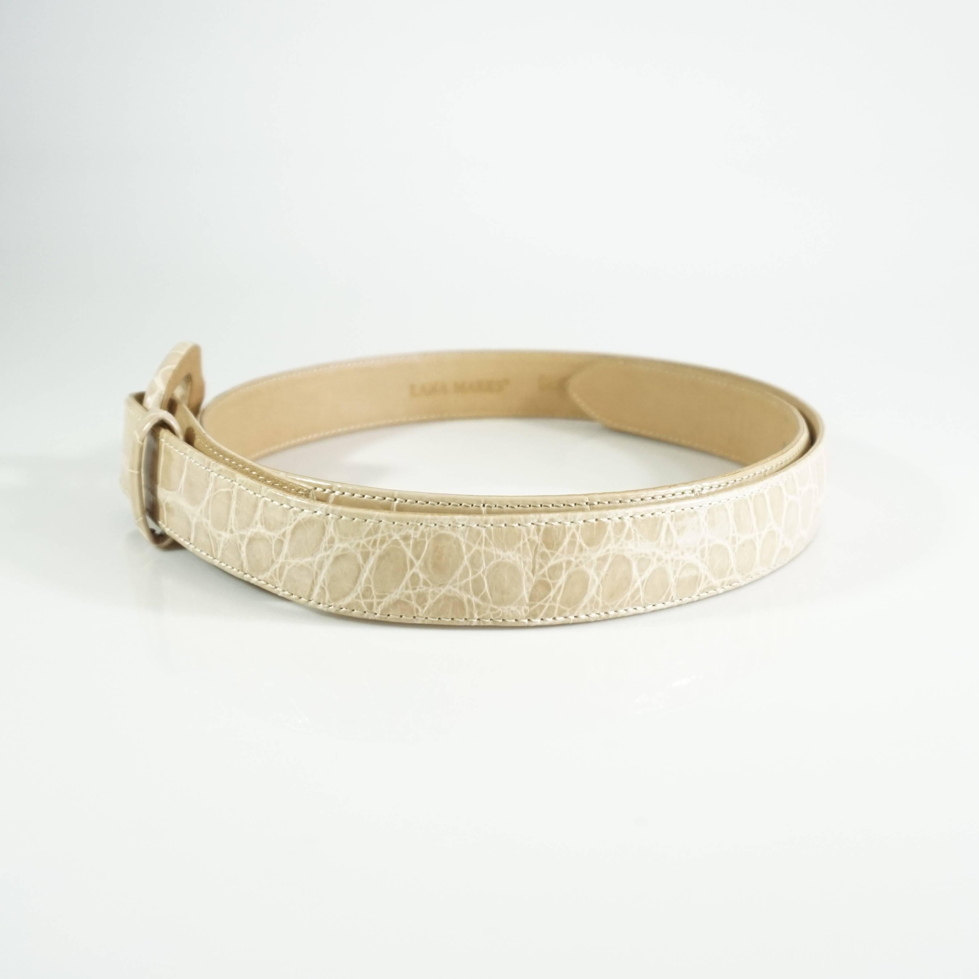 This Lana Marks nude alligator belt is a classic piece. Its entirety is alligator with the exception of a gold belt hook. The piece is in excellent condition with no visible wear. Size M, circa 21st century. 

Measurements
Strap Length: