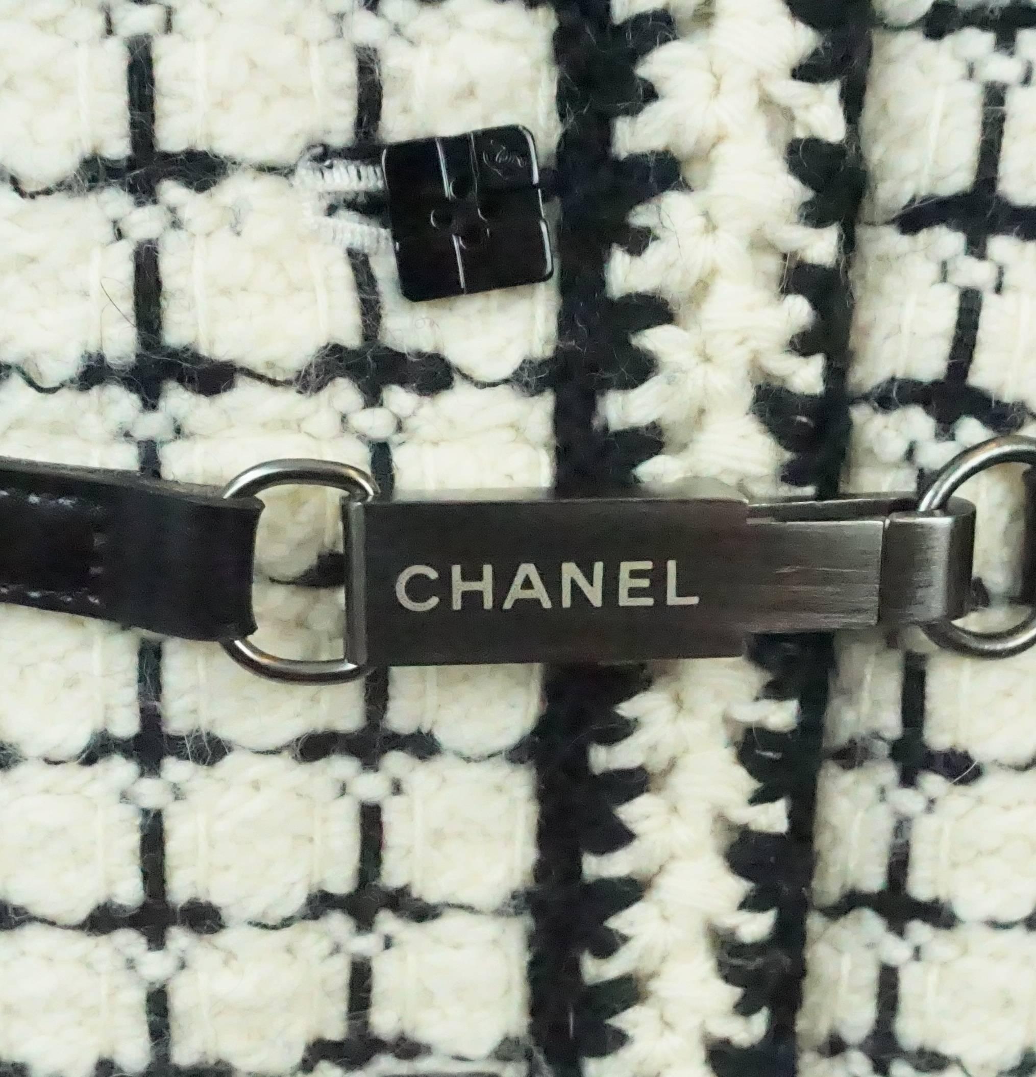 Chanel Ivory and Black Patterned Wool Tweed Coat/Dress with Belt - 36 - 00A In Excellent Condition In West Palm Beach, FL