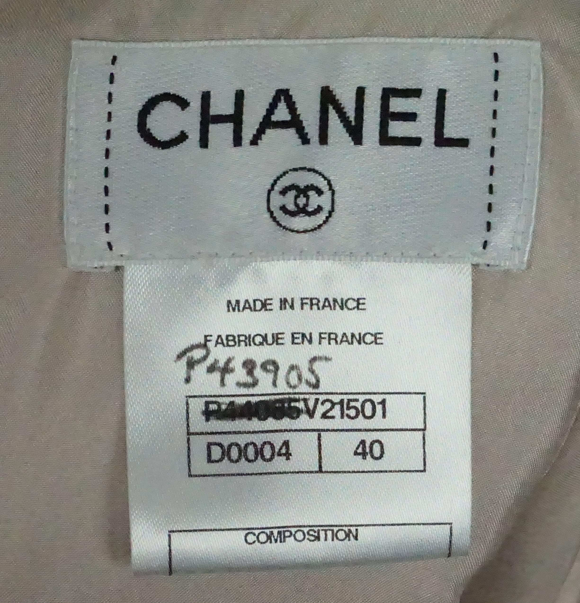 Chanel Laufsteg Pre-Fall 2012 Goldfarbener Seiden-Lame-Rockanzug mit Gripoix - Größe 40  im Angebot 4