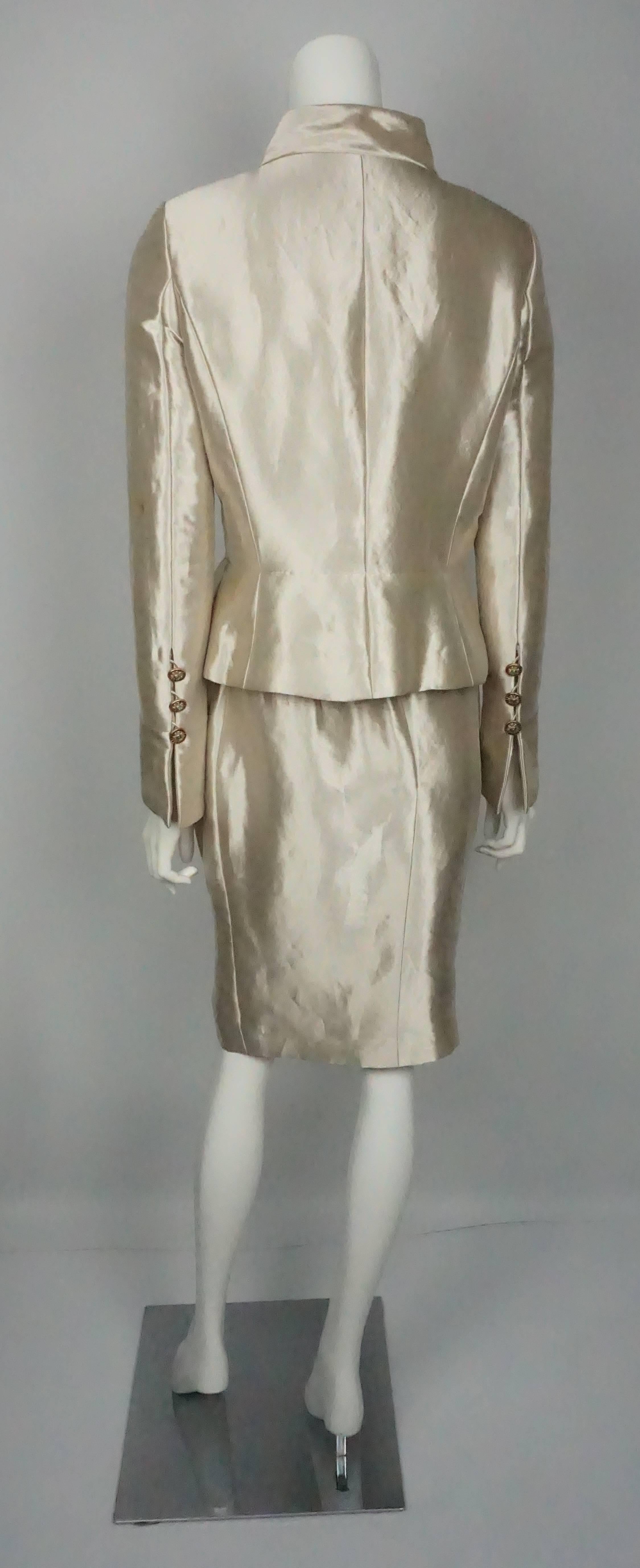 Chanel Gold Metallic Seide Lame Skirt Anzug mit Gripoix Knöpfe - 40  Dieses Laufstegteil war Look 45 bei der Chanel Pre-Fall 2012 Modenschau. Diese Kreation von Karl Lagerfeld ist ein Kunstwerk. Die Seiden-Lame-Jacke hat 6 spektakuläre grüne und