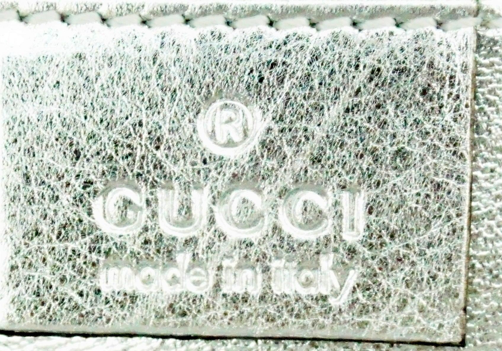 Gucci Silver Metallic Leather Clutch with Gold Emblem In Excellent Condition In West Palm Beach, FL
