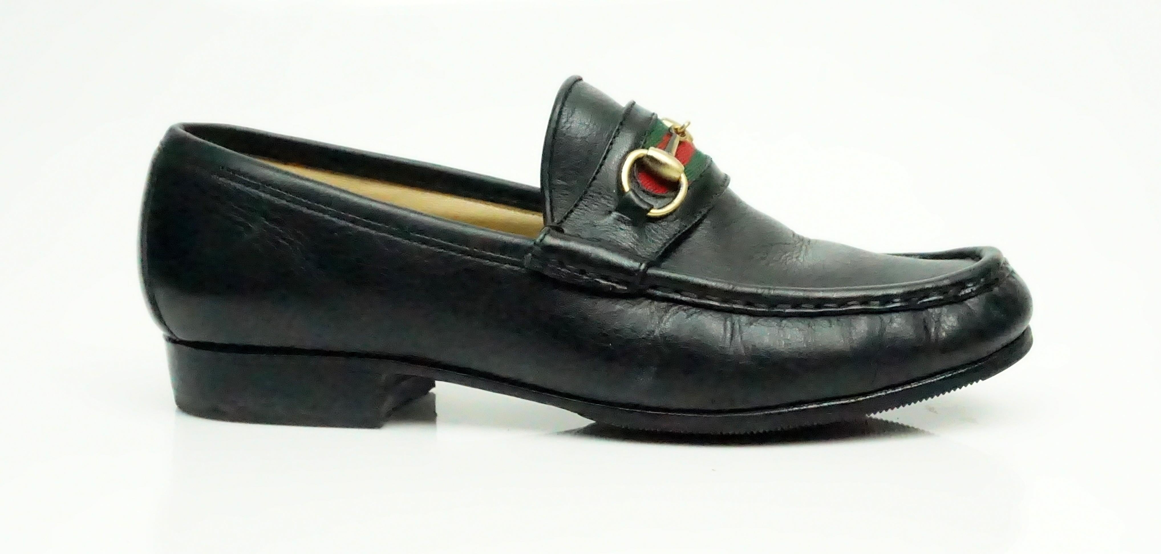 Gucci VIntage Schwarzes Leder Loafer w / Rot und Grün Stripe - 6 Diese Vintage Gucci Leder Loafer ist in sehr gutem Zustand. Der Schuh hat sehr wenig Verschleiß. Der Schuh hat den klassischen roten und grünen Gucci-Streifen auf der Vorderseite mit