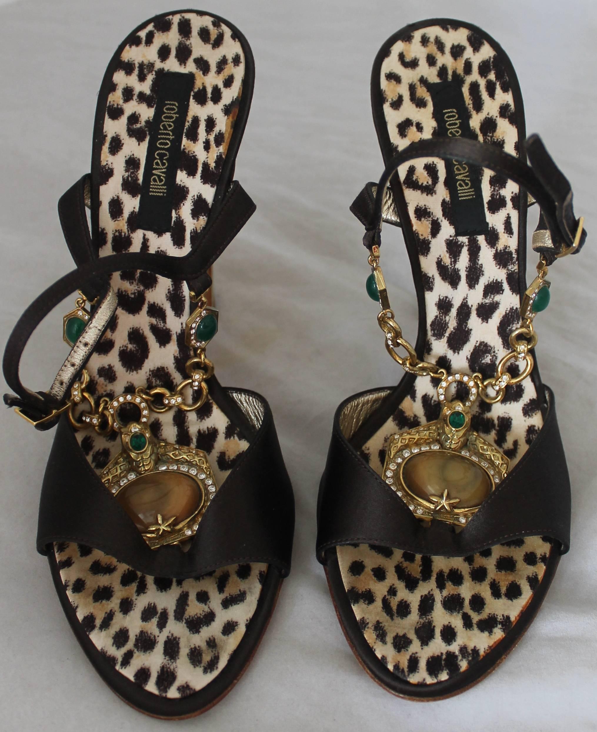 Roberto Cavalli Limited Edition Brown Silk Heels with Gold Chain & Pendant - 39 In Good Condition In West Palm Beach, FL