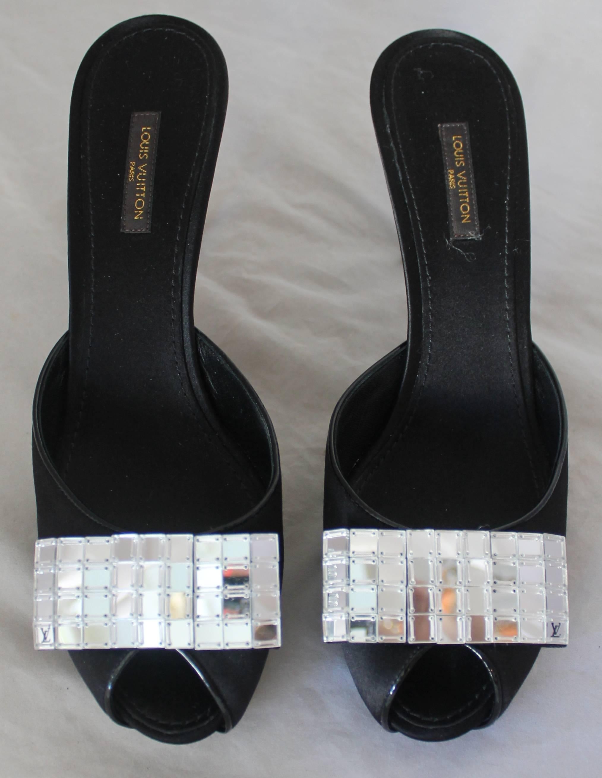 Louis Vuitton Black Satin Peep Toe Slide w/ Mirrored Bow - 40 In Excellent Condition In West Palm Beach, FL