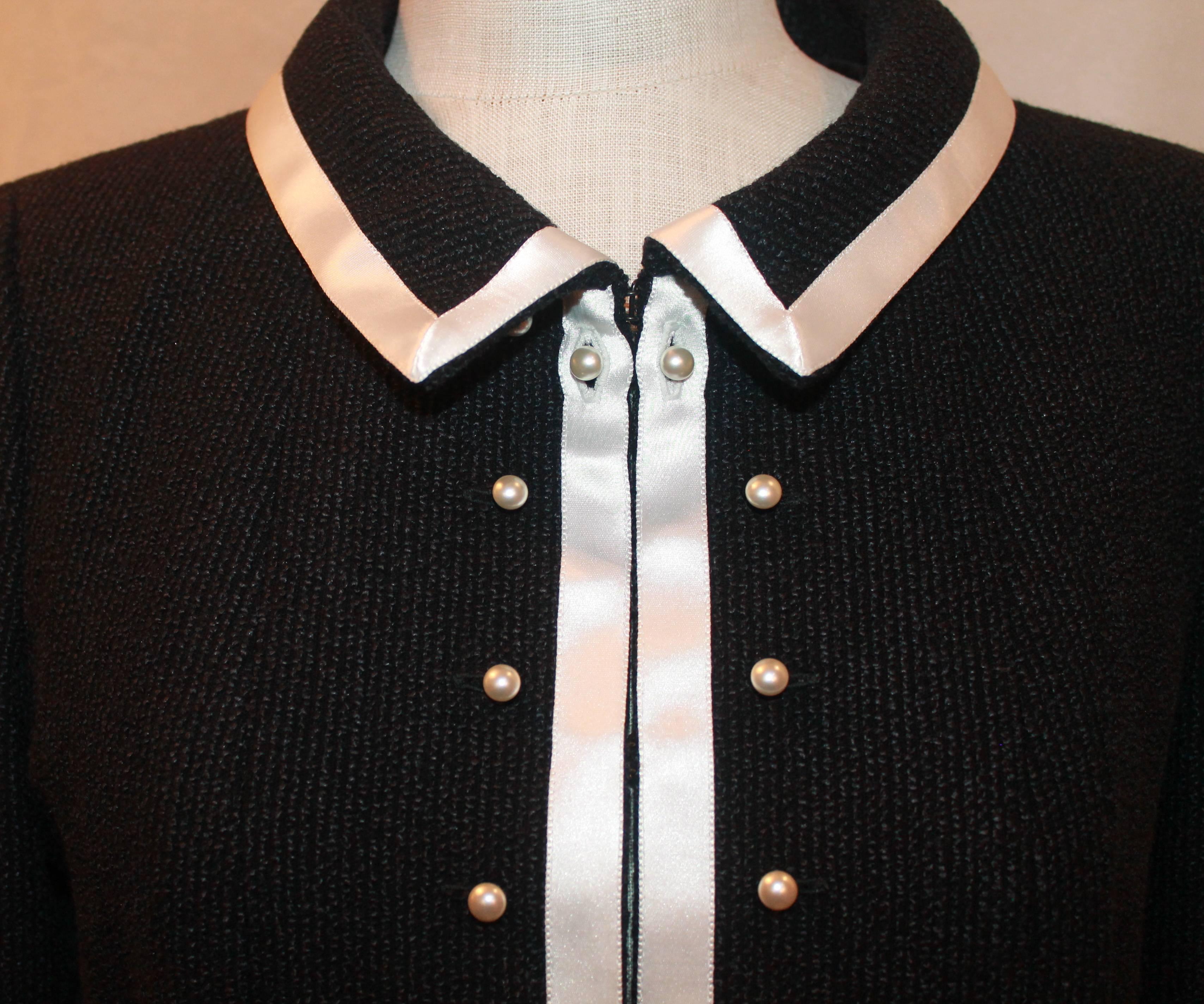 2004 Chanel Black 4-Pocket Jacket with White Ribbon Trim and Pearls - 40 In Excellent Condition In West Palm Beach, FL