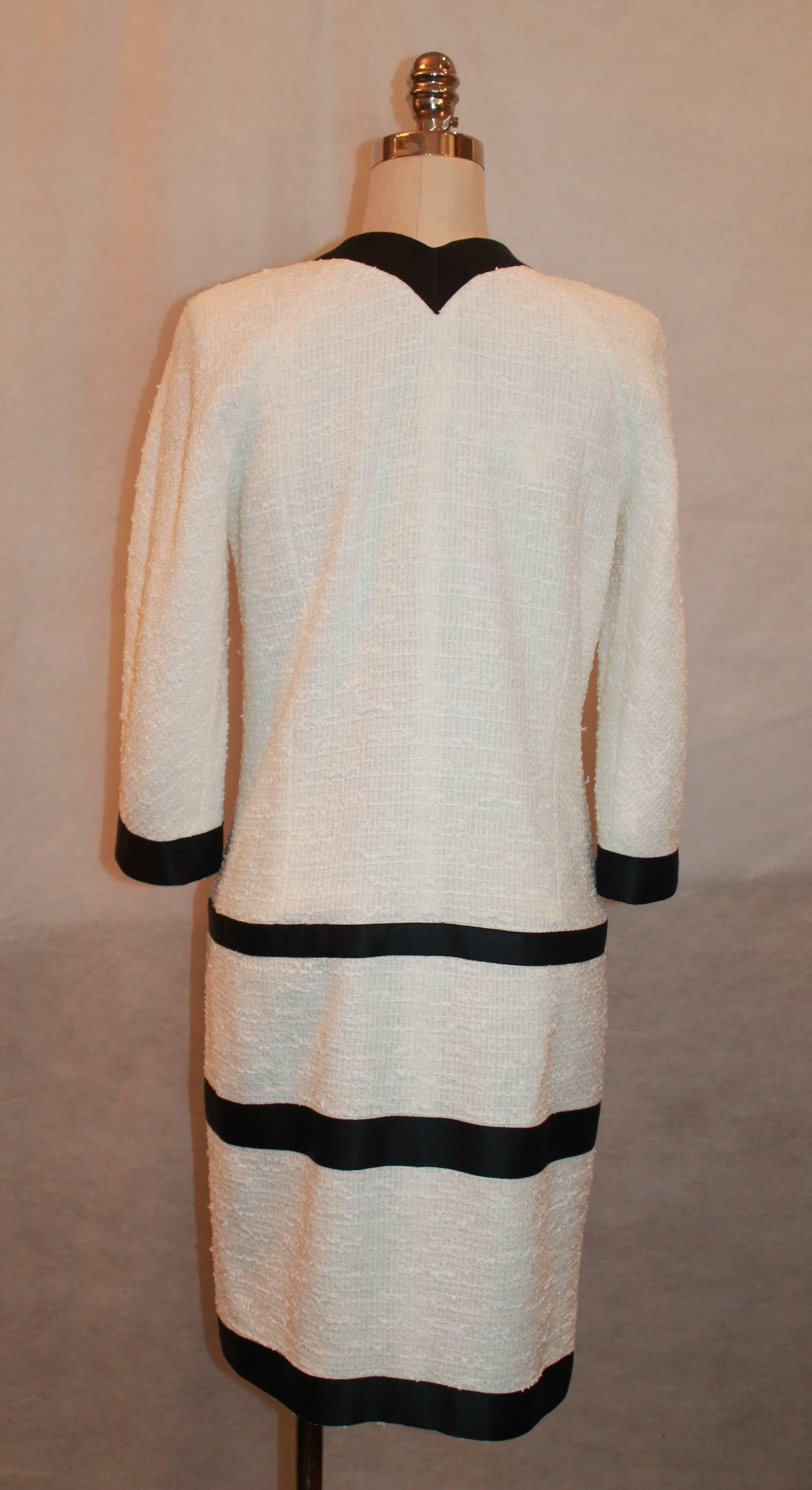 2009 Chanel Black and White Tweed  3/4 Sleeve Dress with Ribbon Trim - 40 In Excellent Condition In West Palm Beach, FL