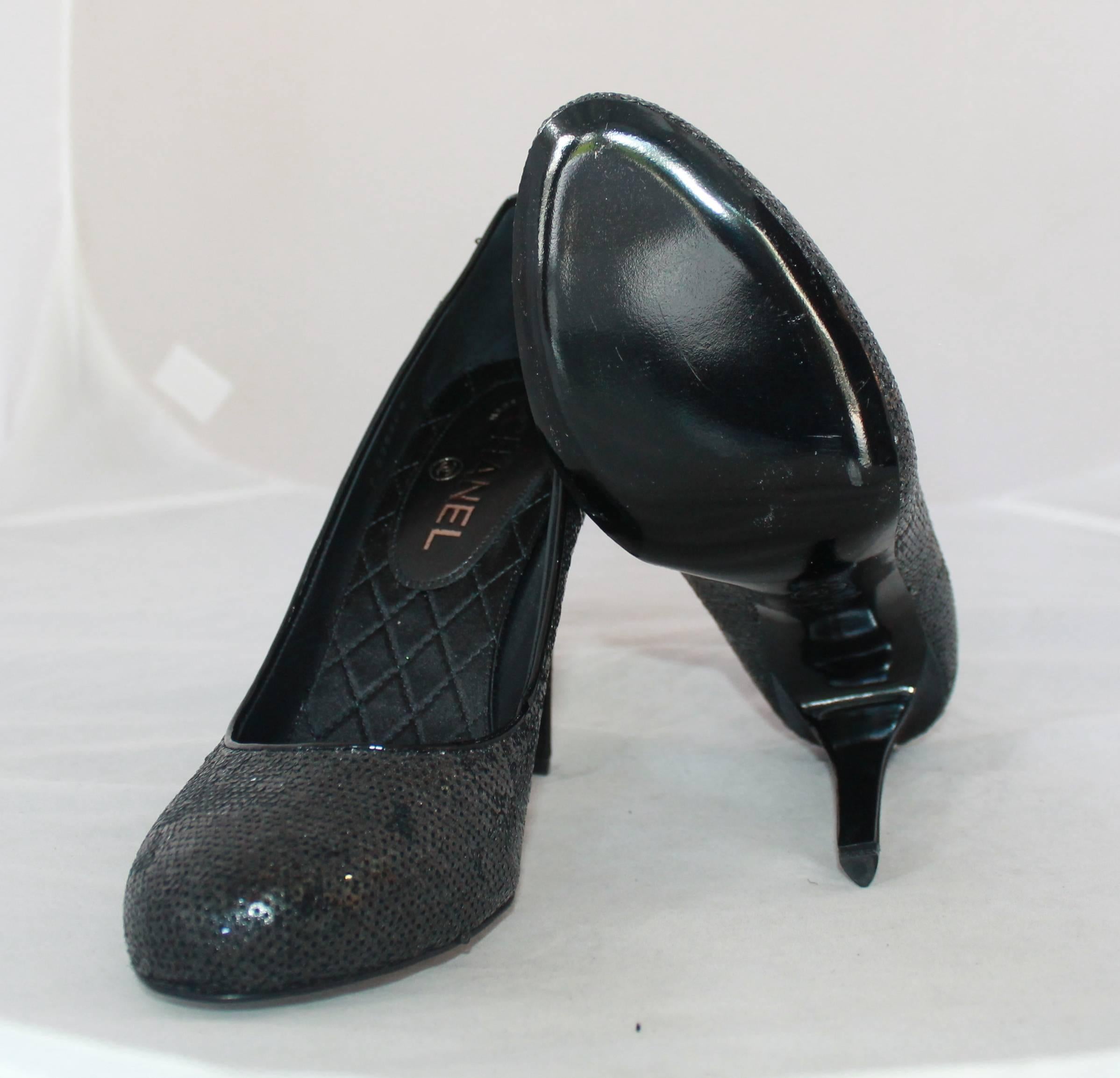 Chanel Black Sequin Pumps w/ Quilted Interior - Never Worn - 40 In New Condition In West Palm Beach, FL