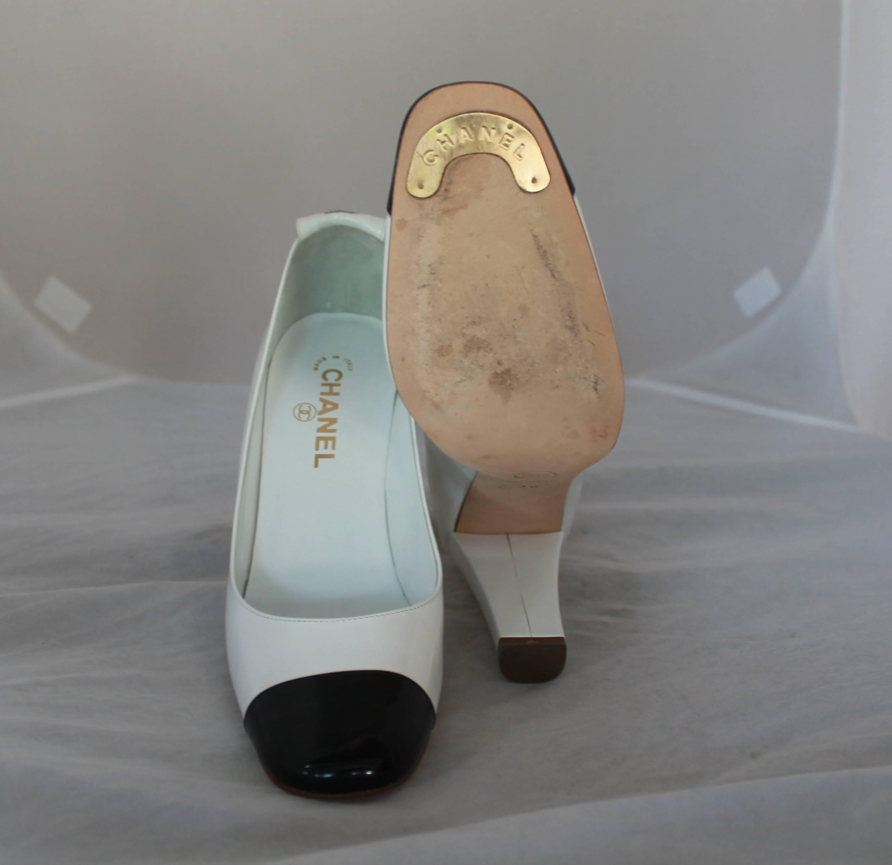 Chanel White Patent Pumps w/ Black Toe & Thick Heel - 40 In Excellent Condition In West Palm Beach, FL