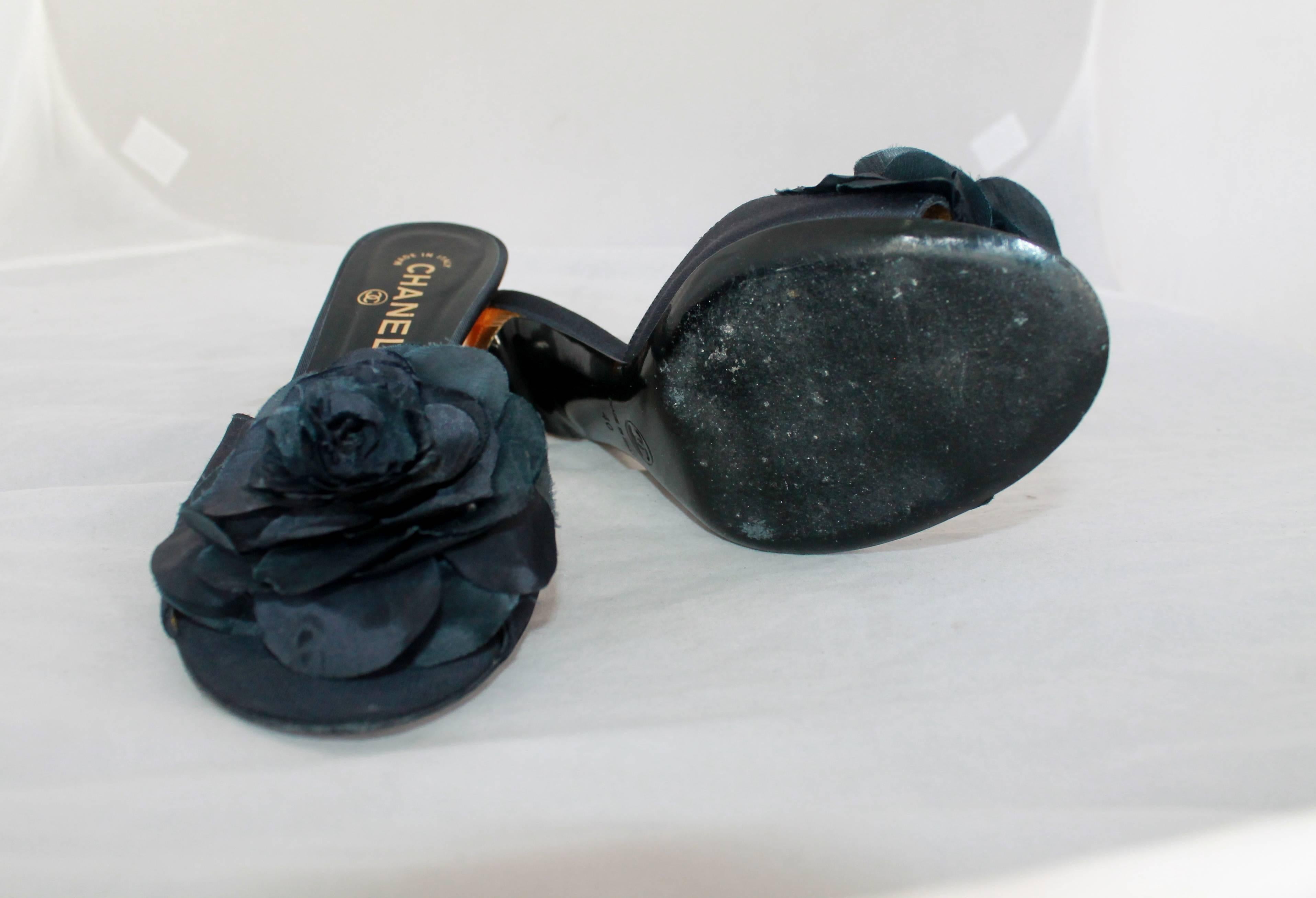 Chanel Navy Silk Faille Slide w/ Camellia & Geometric Etched Gold Heel - 40 In Excellent Condition In West Palm Beach, FL