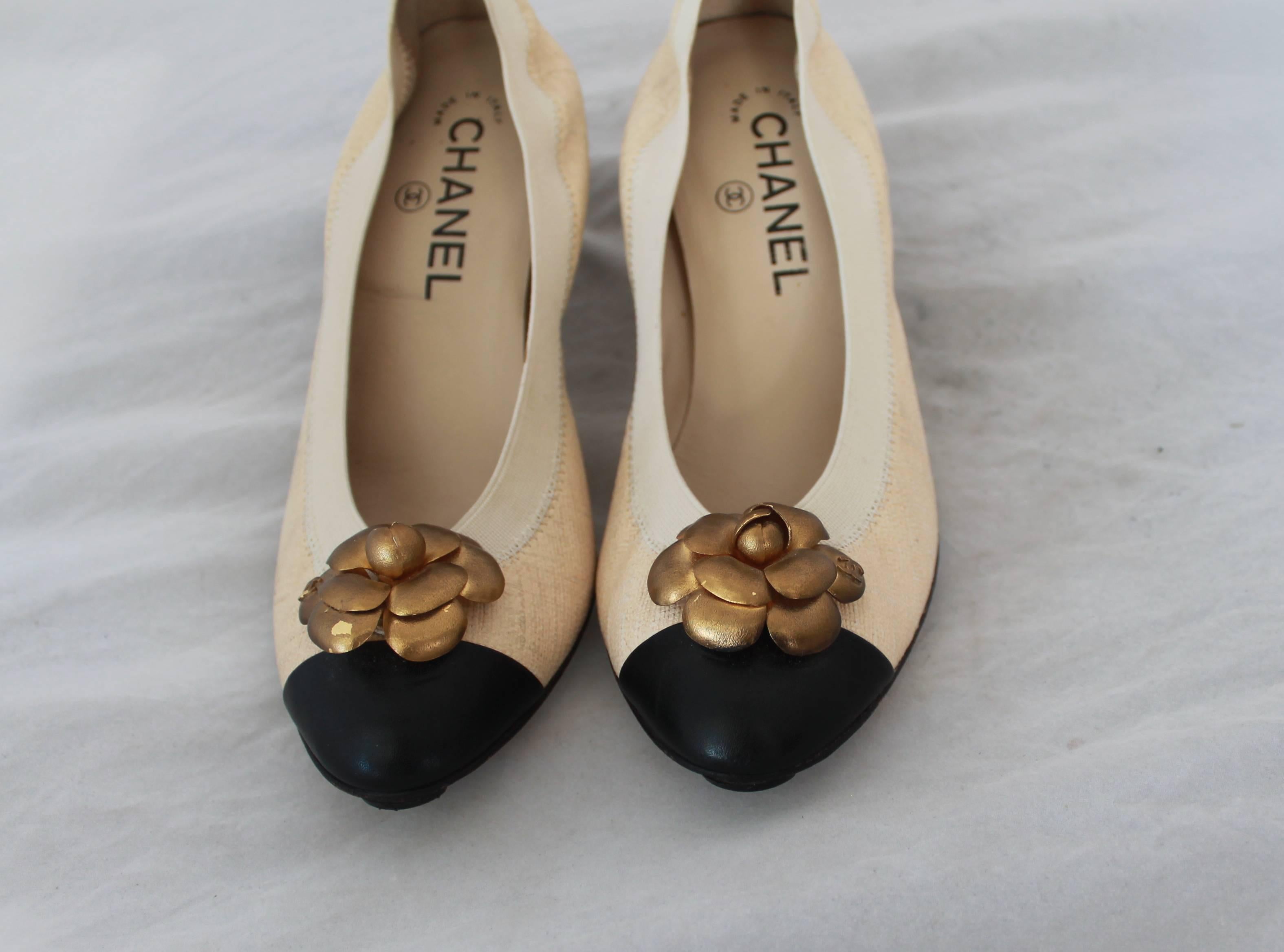 Chanel Beige Textured  Leather Scrunch Pumps w/ Black Toe & Gold Camellia - 37 In Good Condition In West Palm Beach, FL