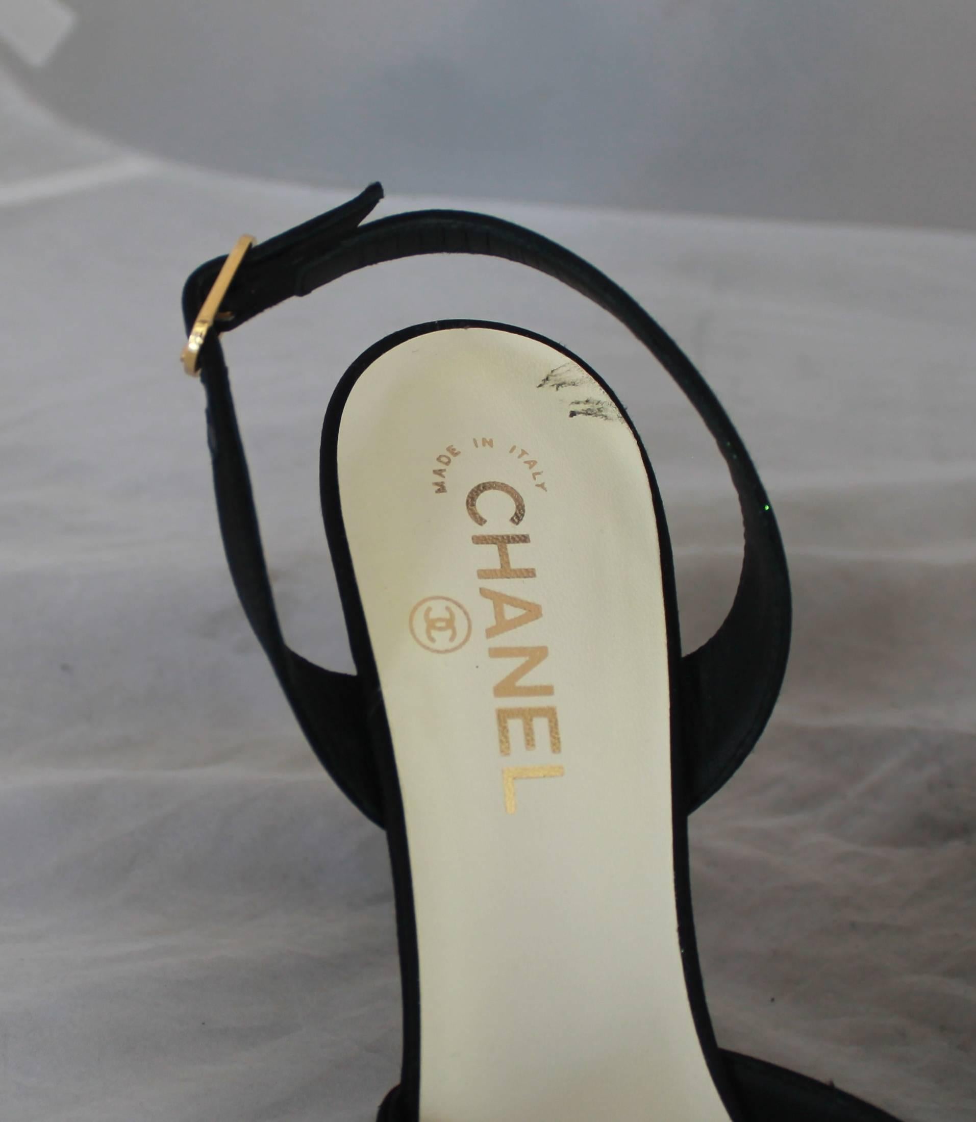 Chanel Black & Ivory Satin Open-Toe Sling Back Sandals w/ Front Bow - 40 In Good Condition In West Palm Beach, FL