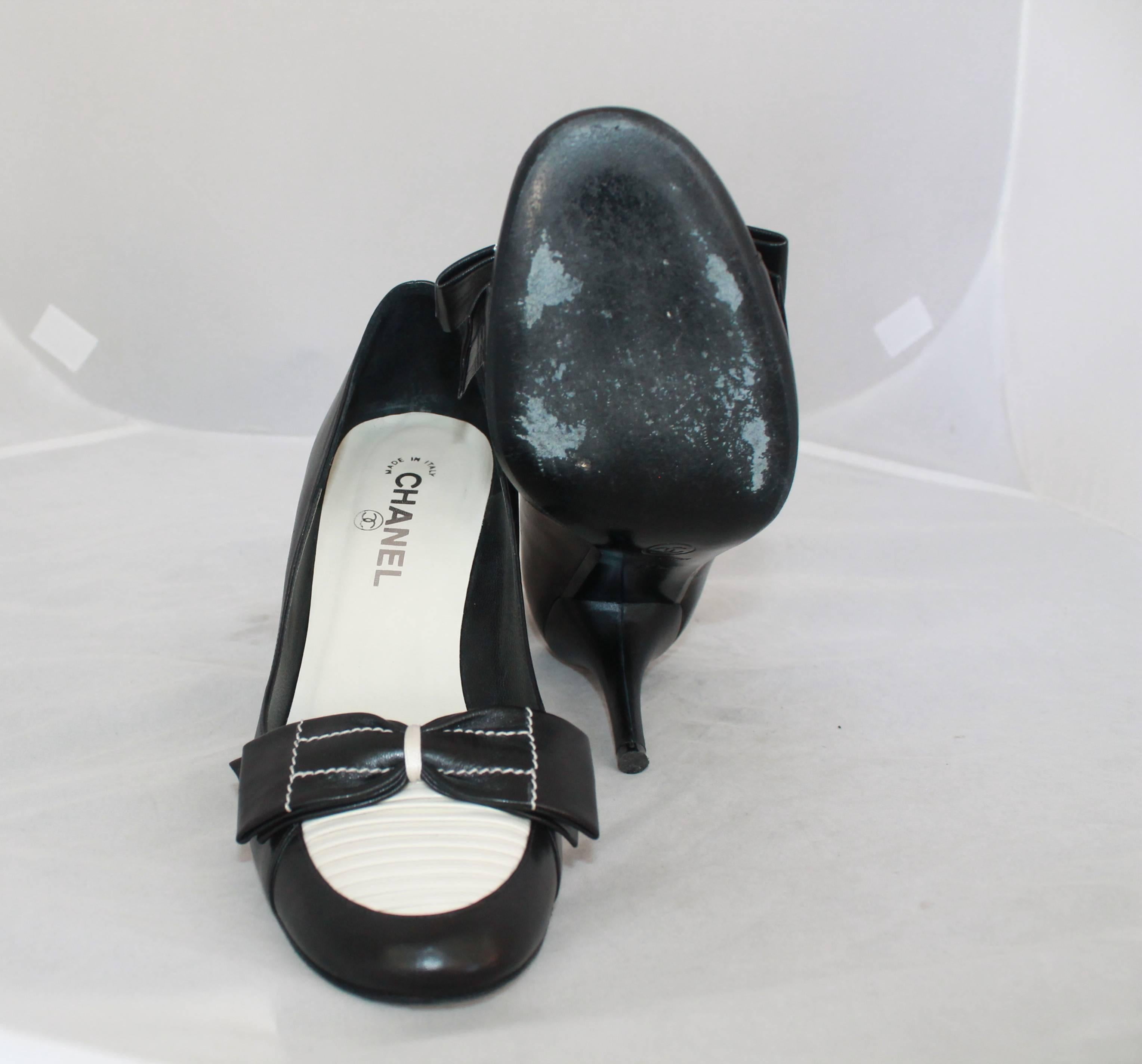 Chanel Black & Ivory Leather Loafer Style Pumps - 39.5 In Excellent Condition In West Palm Beach, FL