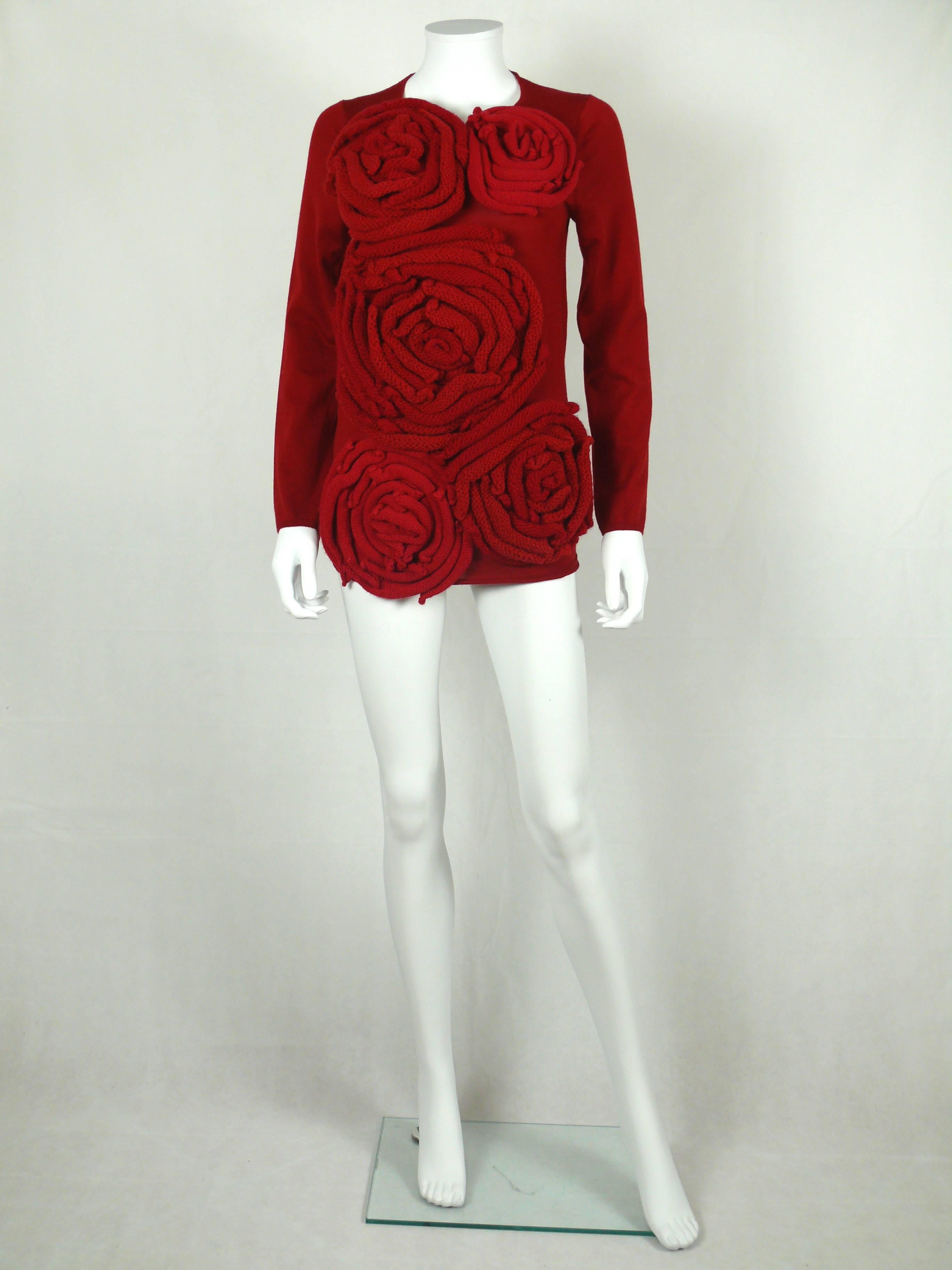 COMME DES GARCONS stunning red wool sweater featuring oversized 3D origami roses.

Label reads COMME DES GARCONS Made in Japan.

Marked Size : S.
Please refer to measurements.

Label reads : 100% wool (principal) / 80% wool - 20% acrylic
