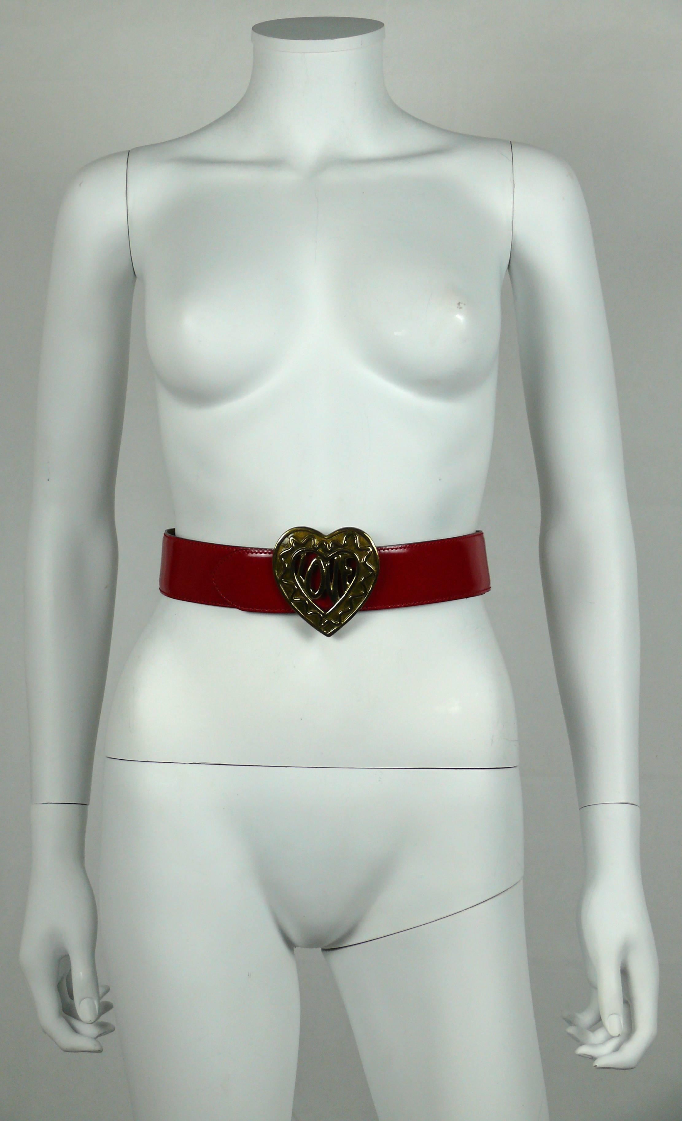 MOSCHINO vintage red patent leather belt featuring a large gold tone heart and love buckle.

Front buckle.

Embossed Moschino 401203 Redwall Made in Italy.
Indicated size TG 42 (Italian).

Indicative measurements : total length approx. 90 cm (35.43