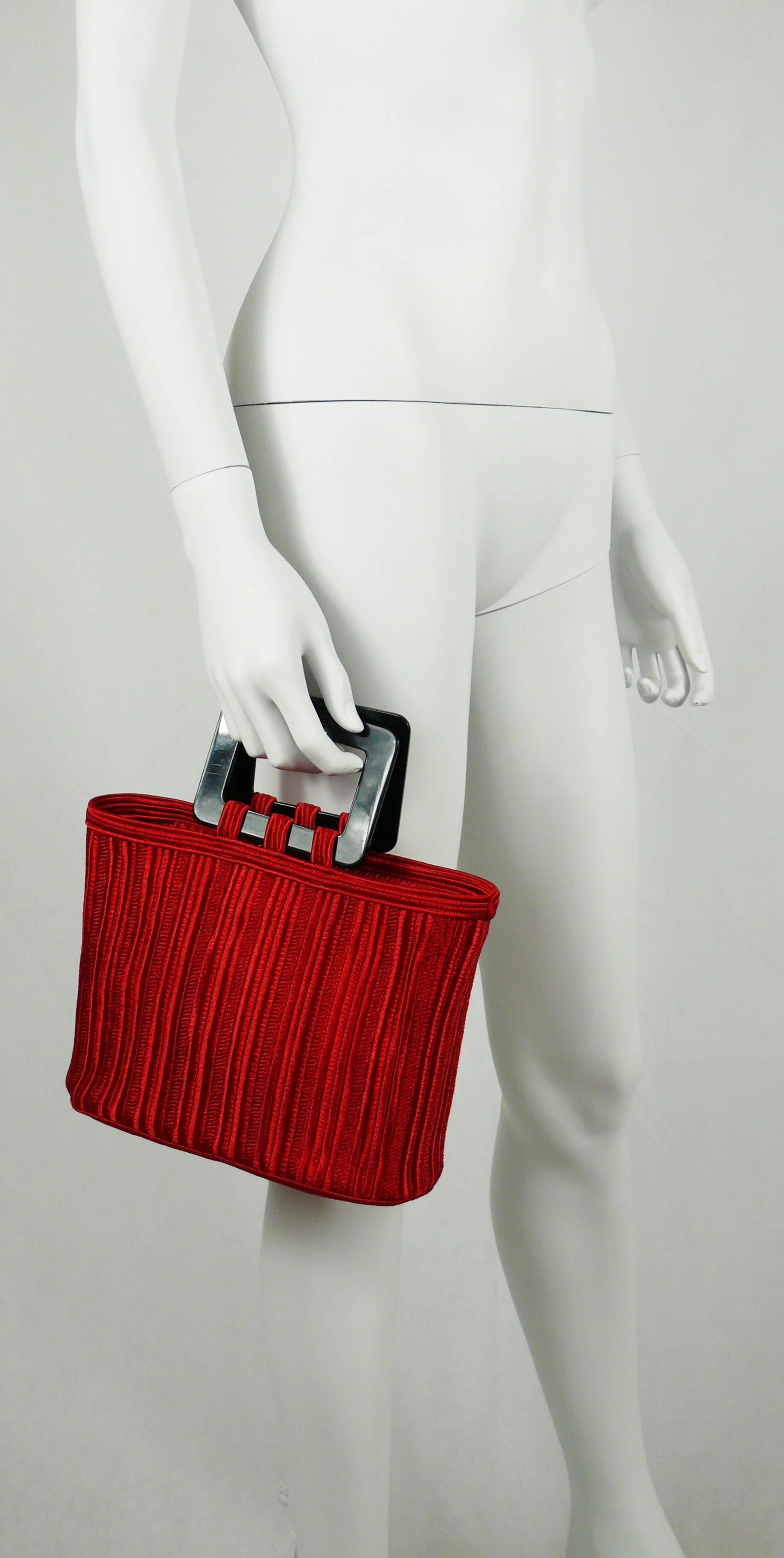 Sac à main vintage YVES SAINT LAURENT en passementerie tissée rouge. 

Poignées en plexiglas noir.

Une poche intérieure.
Couvercle à rabat (sans fermeture).

Embossé YVES SAINT LAURENT Rive Gauche sur les deux anses.

Mesures indicatives :