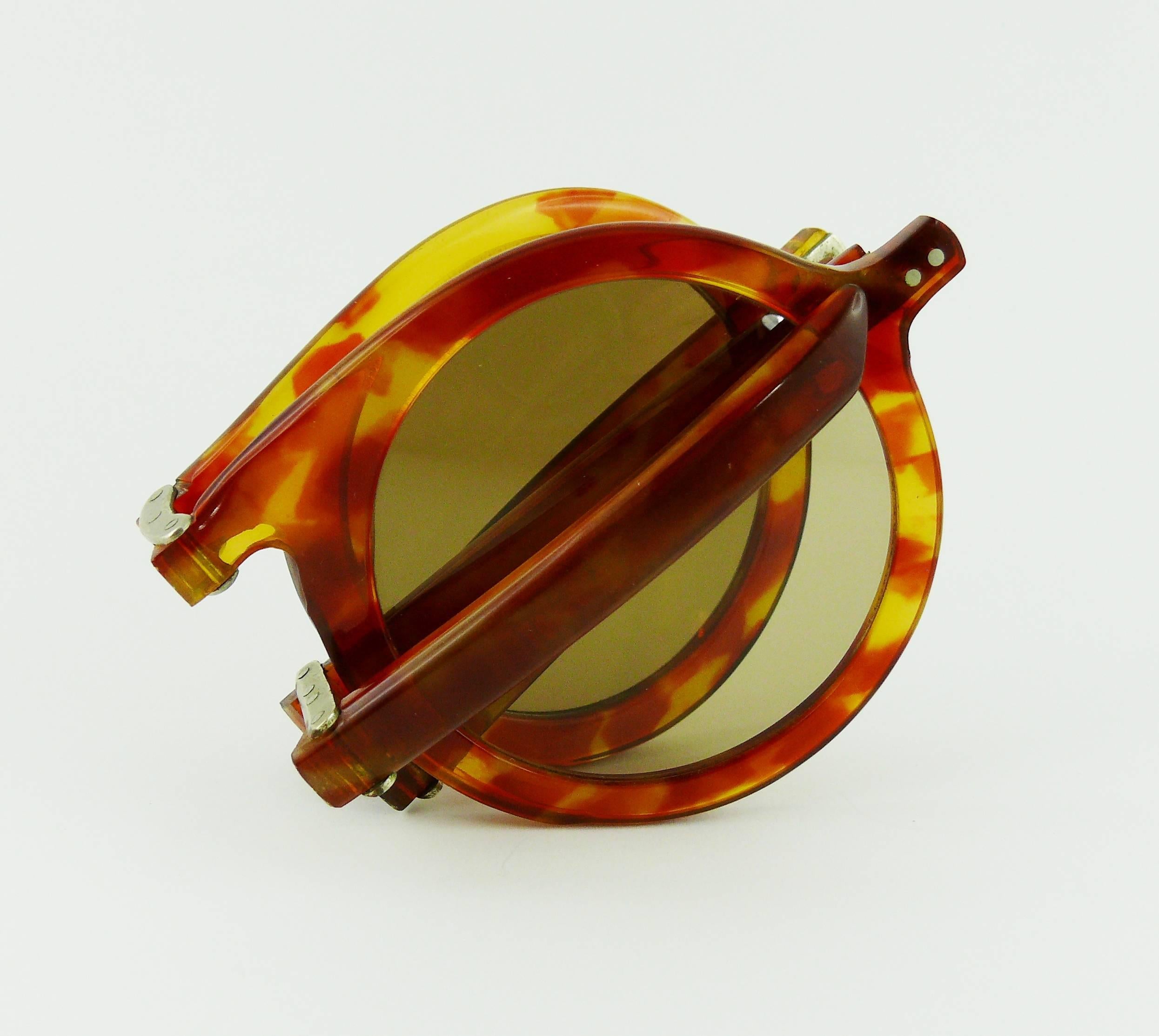 **** WE NO LONGER SHIP SUNGLASSES TO THE USA ****

PIERRE CARDIN rare vintage oversized folding sunglasses

Engraved PIERRE CARDIN on the inside temple.

CONDITION REPORT
- Frames
Superficial scratches throughout.
Minor usual wear/oxidation on metal