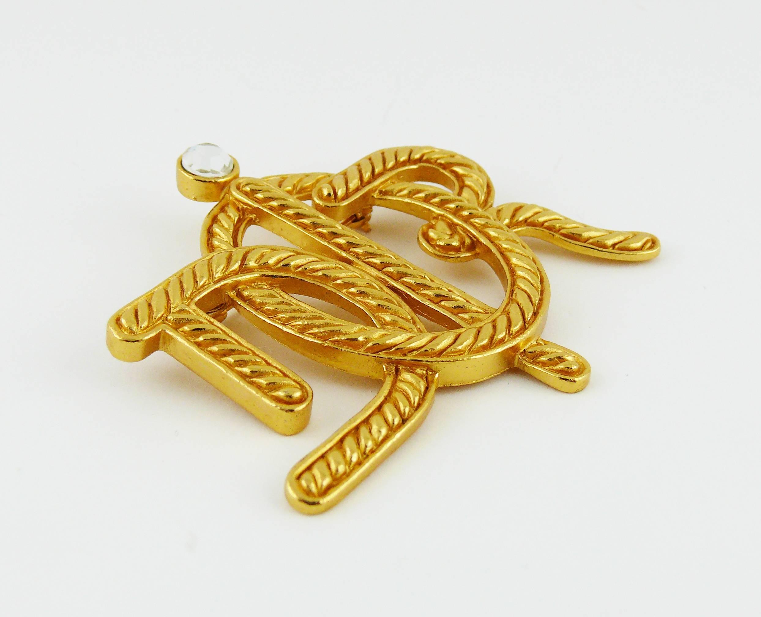 CHRISTIAN DIOR gold tone insigna brooch featuring a rope design with clear crystal embellishement.

Marked CHRISTIAN DIOR.

JEWELRY CONDITION CHART
- New or never worn : item is in pristine condition with no noticeable imperfections
- Excellent :