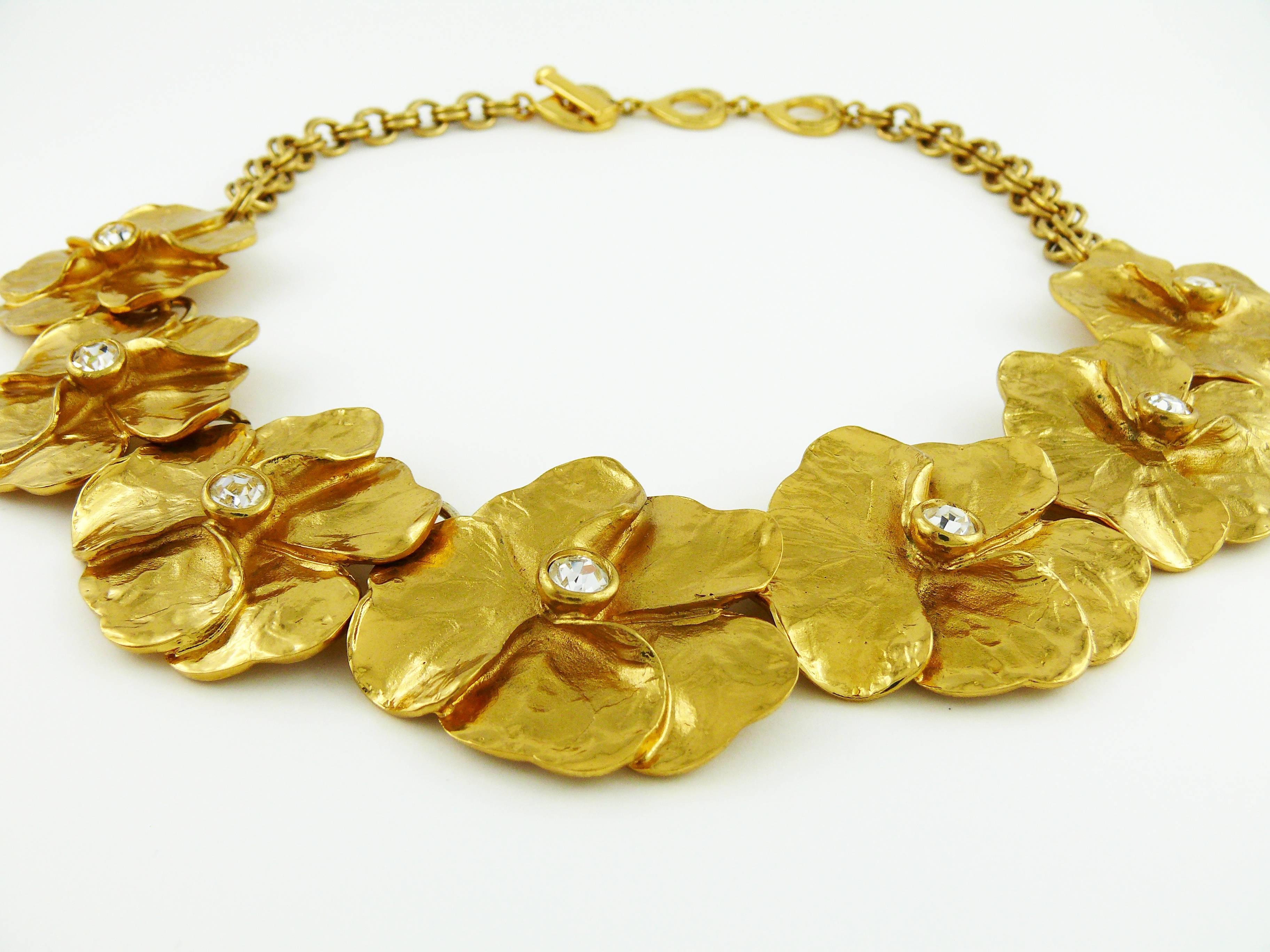 YVES SAINT LAURENT vintage gold tone floral necklace featuring seven beautiful pansies with clear crystal embellishement.

Marked YVES SAINT LAURENT Made in France.

Indicative measurements : total length approx. 51 cm (20.08 inches) / adjustable