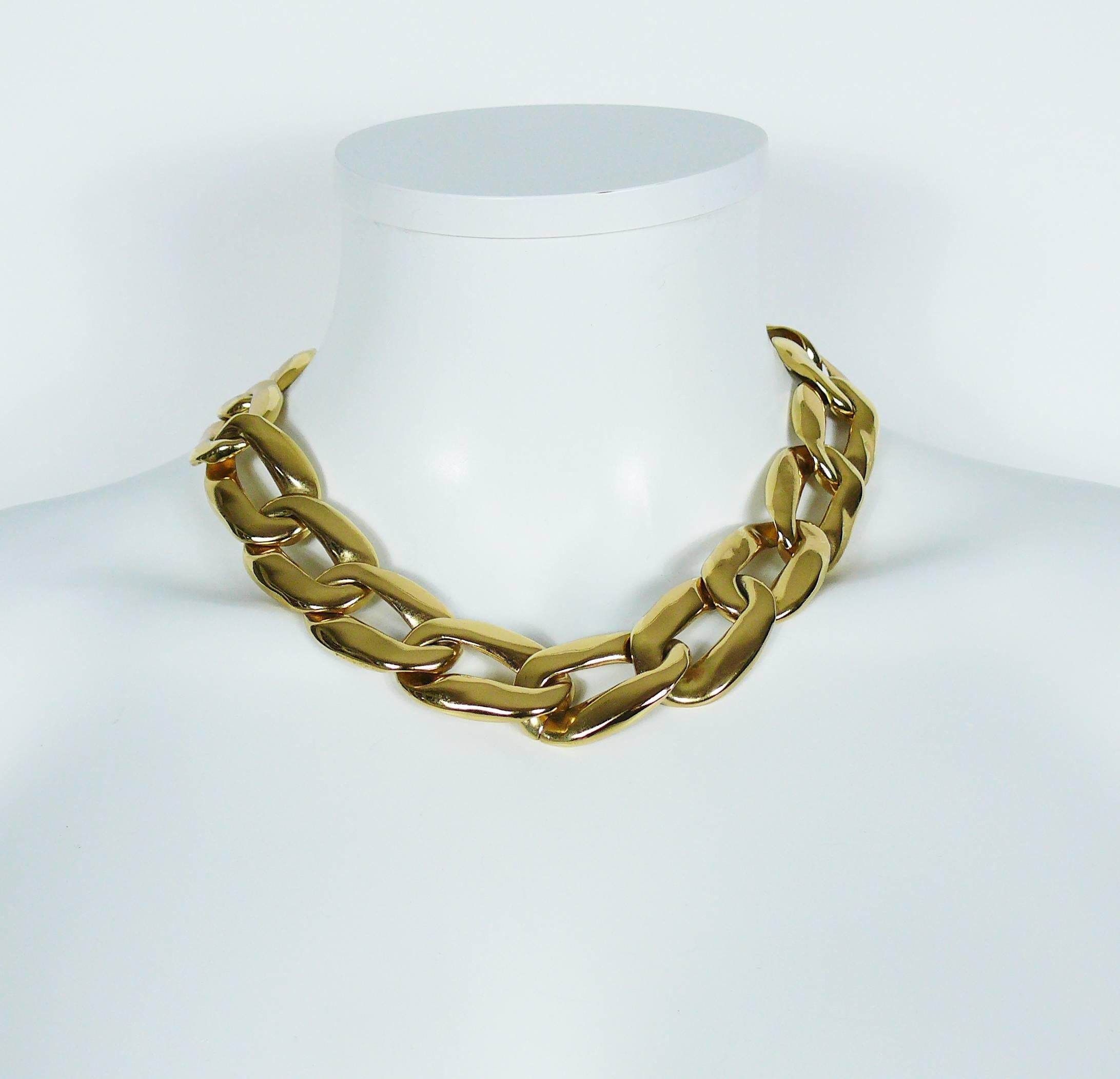 YVES SAINT LAURENT vintage classic chunky gold toned curb necklace.

Hook clasp.
Adjustable length.

Marked YSL Made in France.

Indicative measurements : total length approx. 50 cm (19.69 inches) / adjustable length from approx. 46 cm (18.11