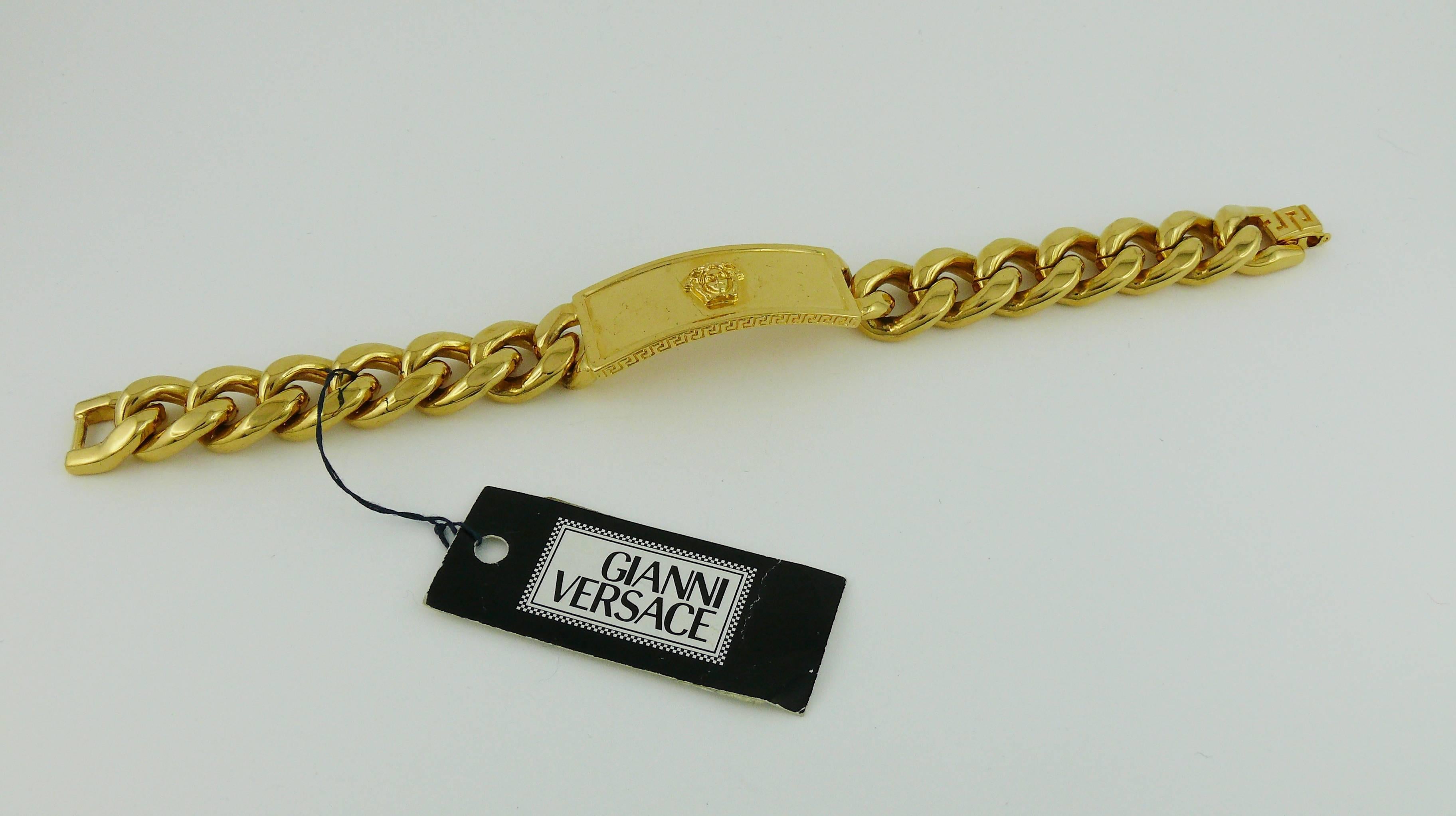 GIANNI VERSACE vintage men's chunky gold tone curb bracelet with ID tag adorned with iconic Medusa head.

Marked GIANNI VERSACE Made in Italy.

Unworn condition, still with original tag.
Comes with dust bag.

Indicative measurements : length approx.