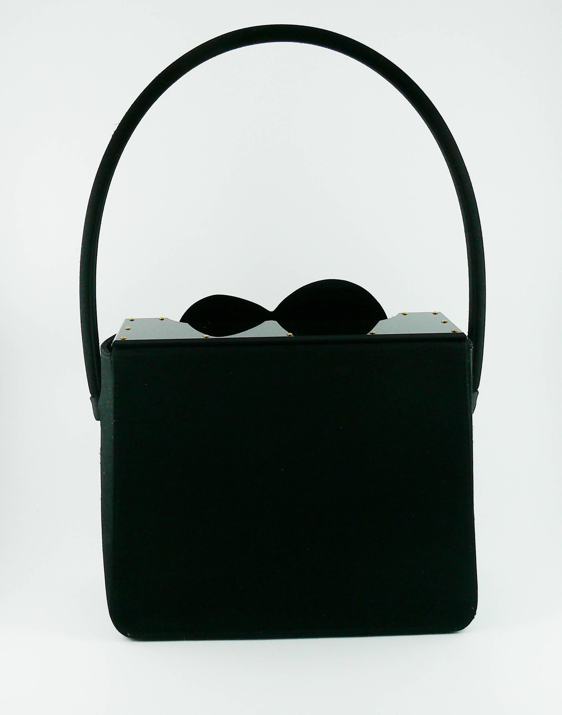 Yves Saint Laurent YSL Vintage Iconic Black Box Handbag with Lucite Heart Clasp In Excellent Condition In Nice, FR