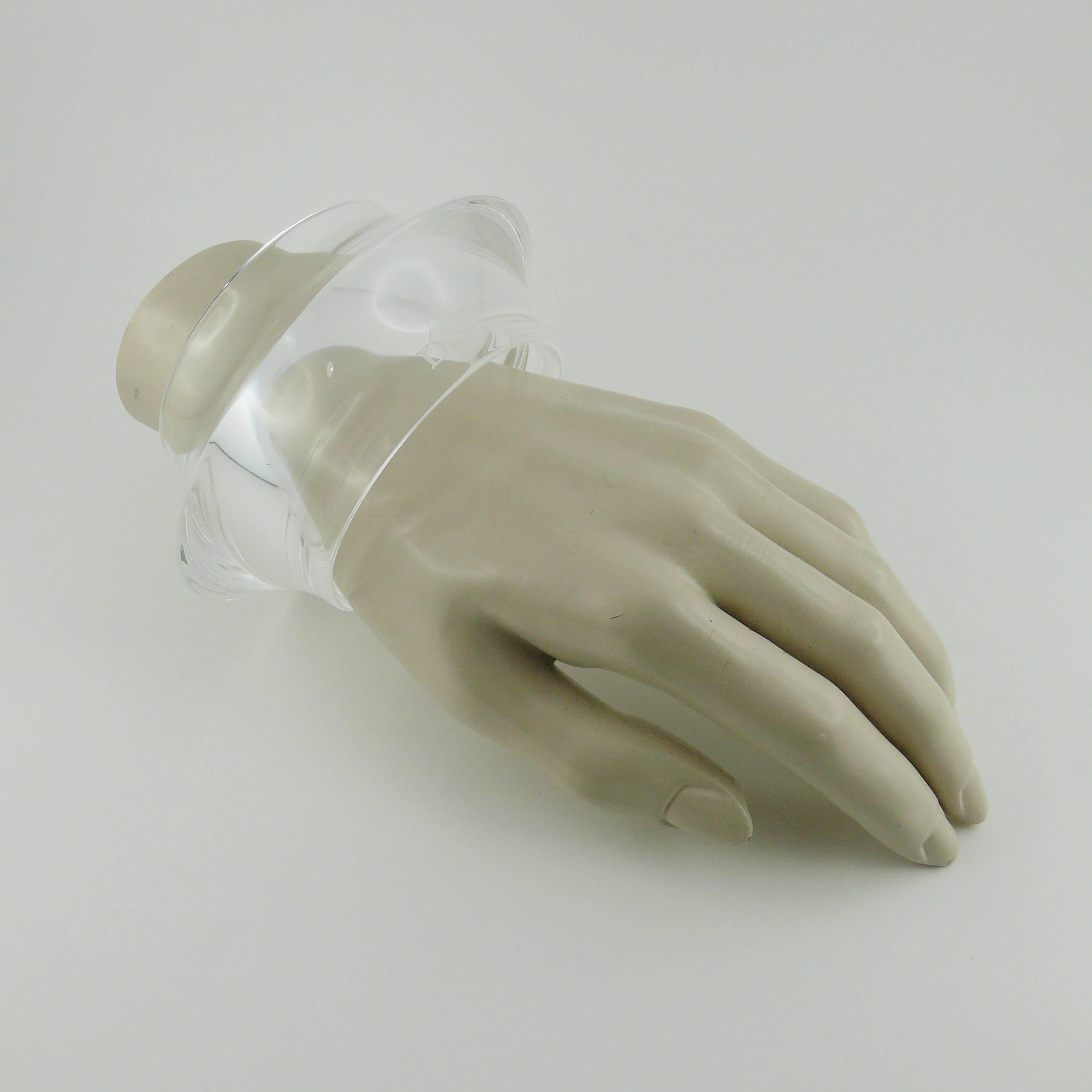 CHRISTIAN DIOR Boutique Space Age chunky clear lucite cuff bracelet.

Marked DIOR.

Indicative measurements : inner circumference approx. 20.42 cm (8.04 inches) / width approx. 4.9 cm (1.93 inches).

JEWELRY CONDITION CHART
- New or never worn :