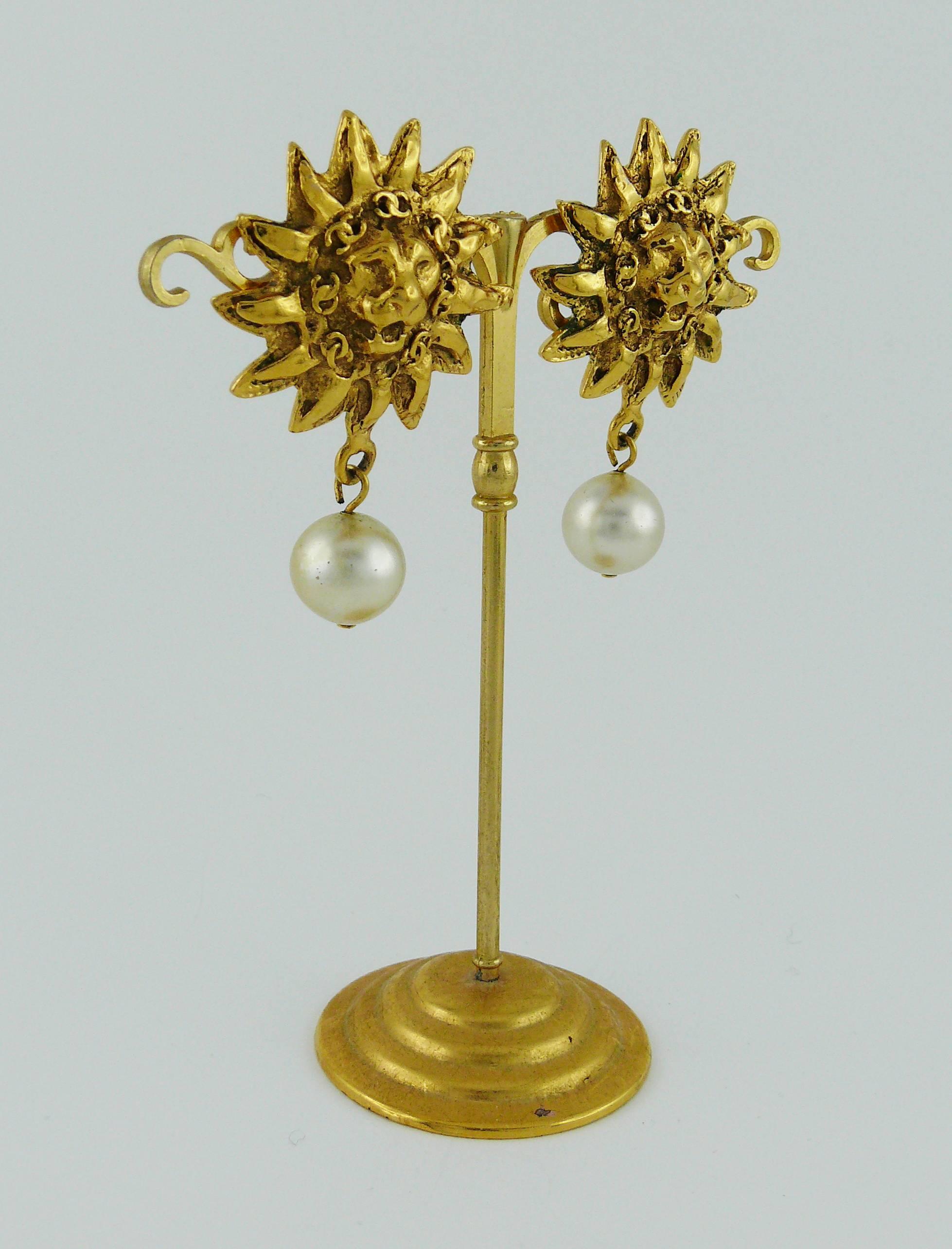 CHANEL vintage gold tone lion and faux pearl dangling earrings (clip-on).

Marked CHANEL Made in France.

JEWELRY CONDITION CHART
- New or never worn : item is in pristine condition with no noticeable imperfections
- Excellent : item has been used