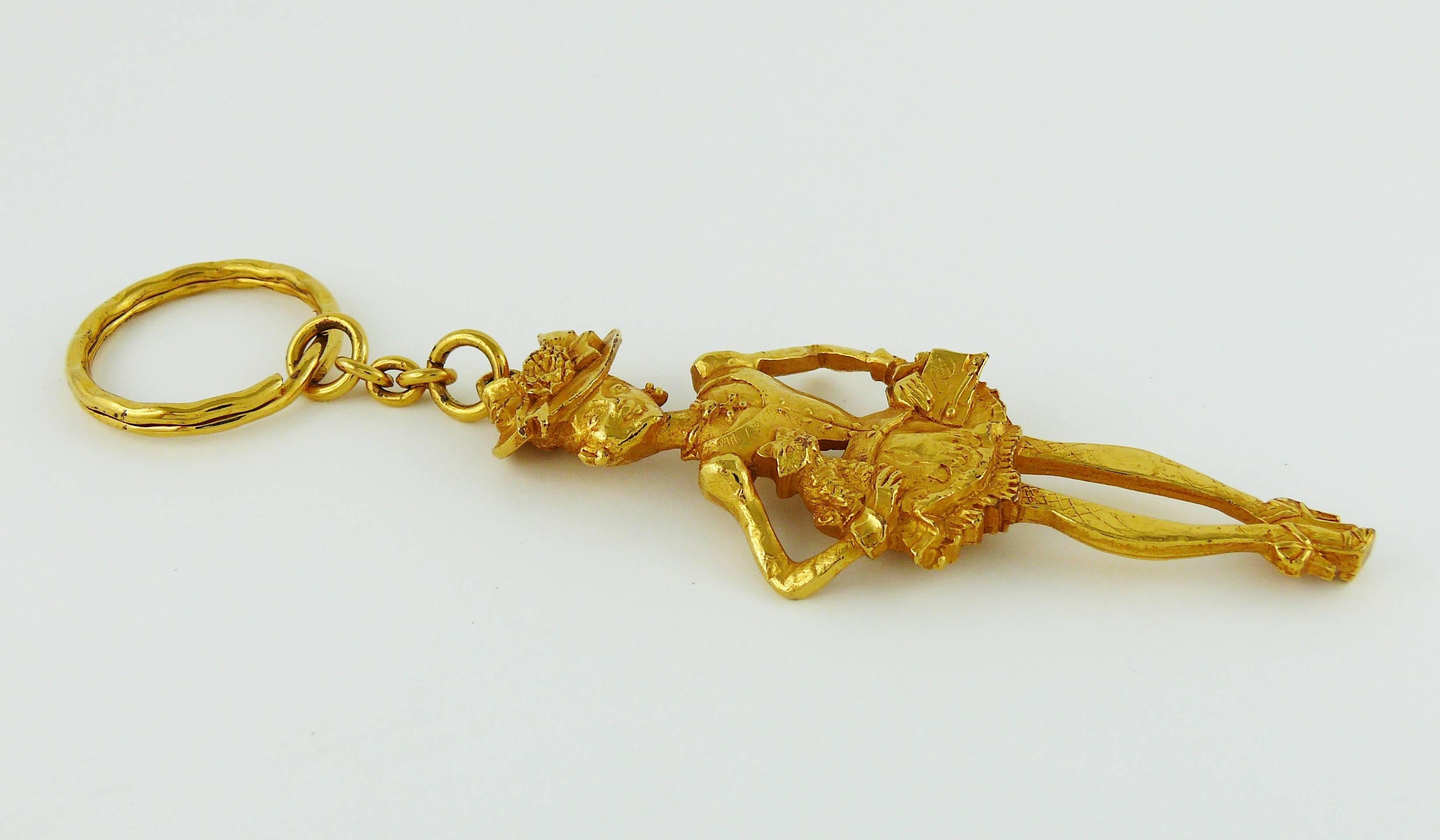 CHRISTIAN LACROIX gorgeous vintage figural gold tone key ring / bag charm.

Embossed CL Made in France.

Indicative measurements : total length approx. 13.5 cm (5.31 inches) / lady approx. 8.4 cm x 3.5 cm (3.31 inches x 1.38 inches).

JEWELRY