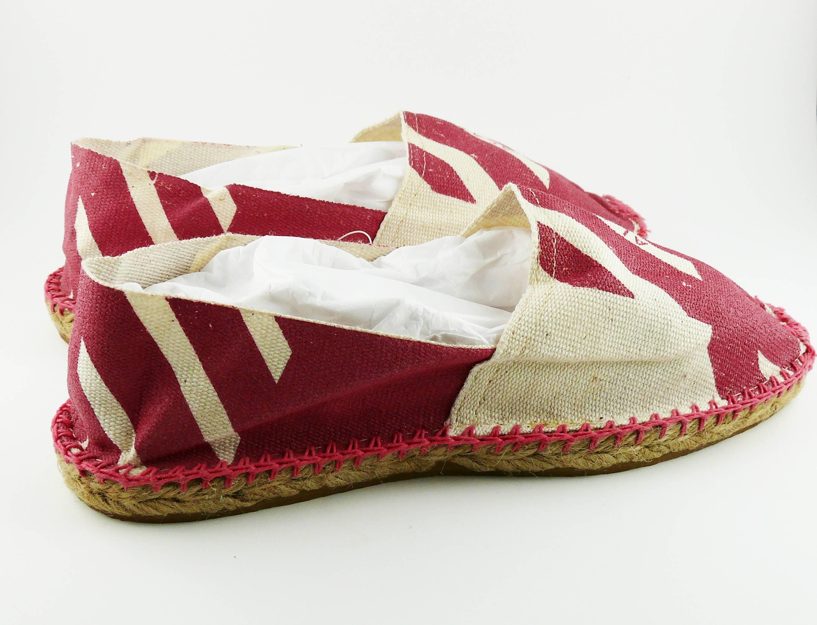 ALAIA for TATI early 1990s iconic pink and off-white hound's tooth canvas espadrilles. 

Unworn condition (including flaws).

A very rare and collectable find !

Fashion designer AZZEDINE ALAIA worked for TATI in the early 90's and contributed