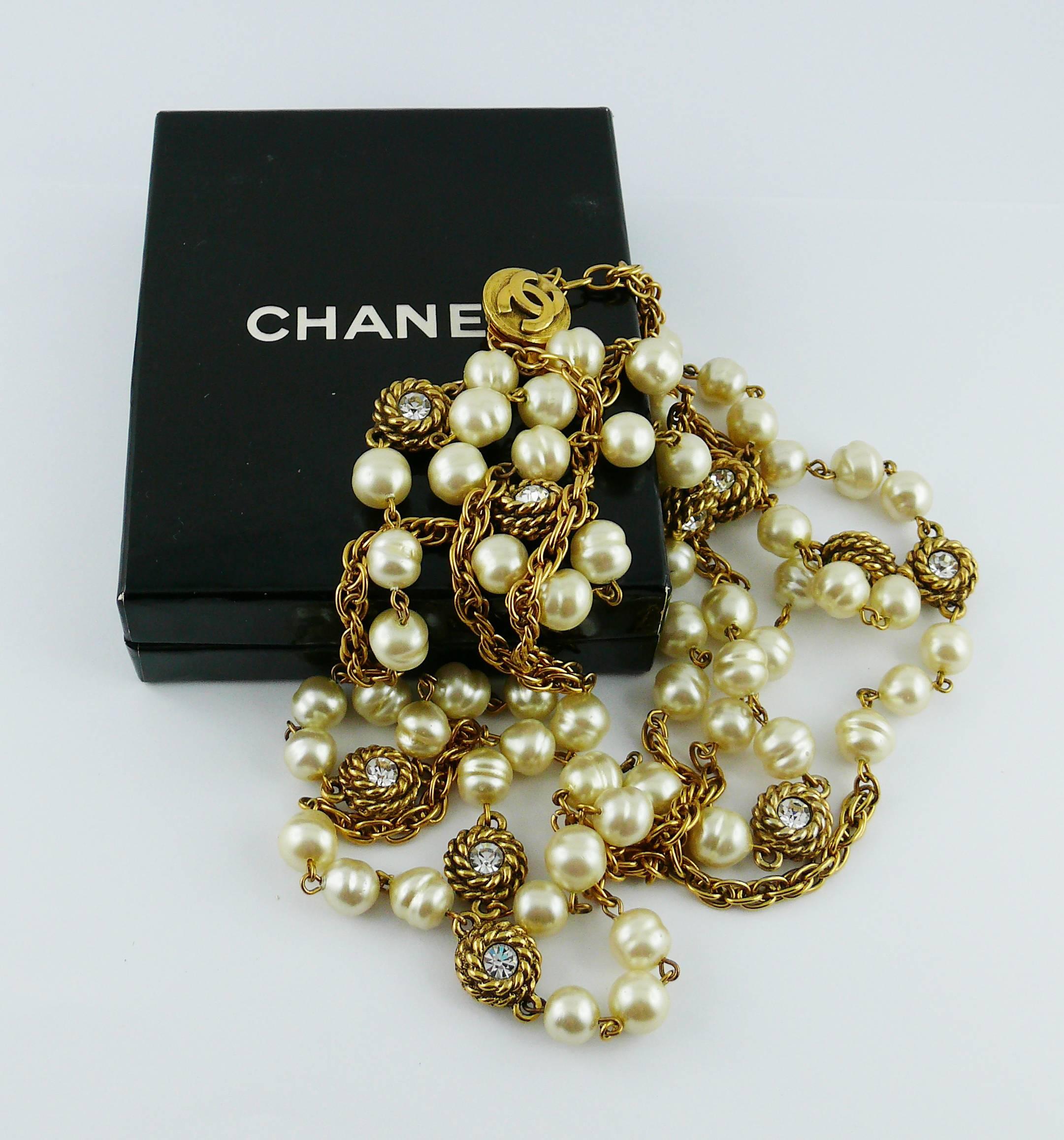 Chanel Vintage 1980s Classic Pearl and Crystal Sautoir Necklace In Good Condition In Nice, FR
