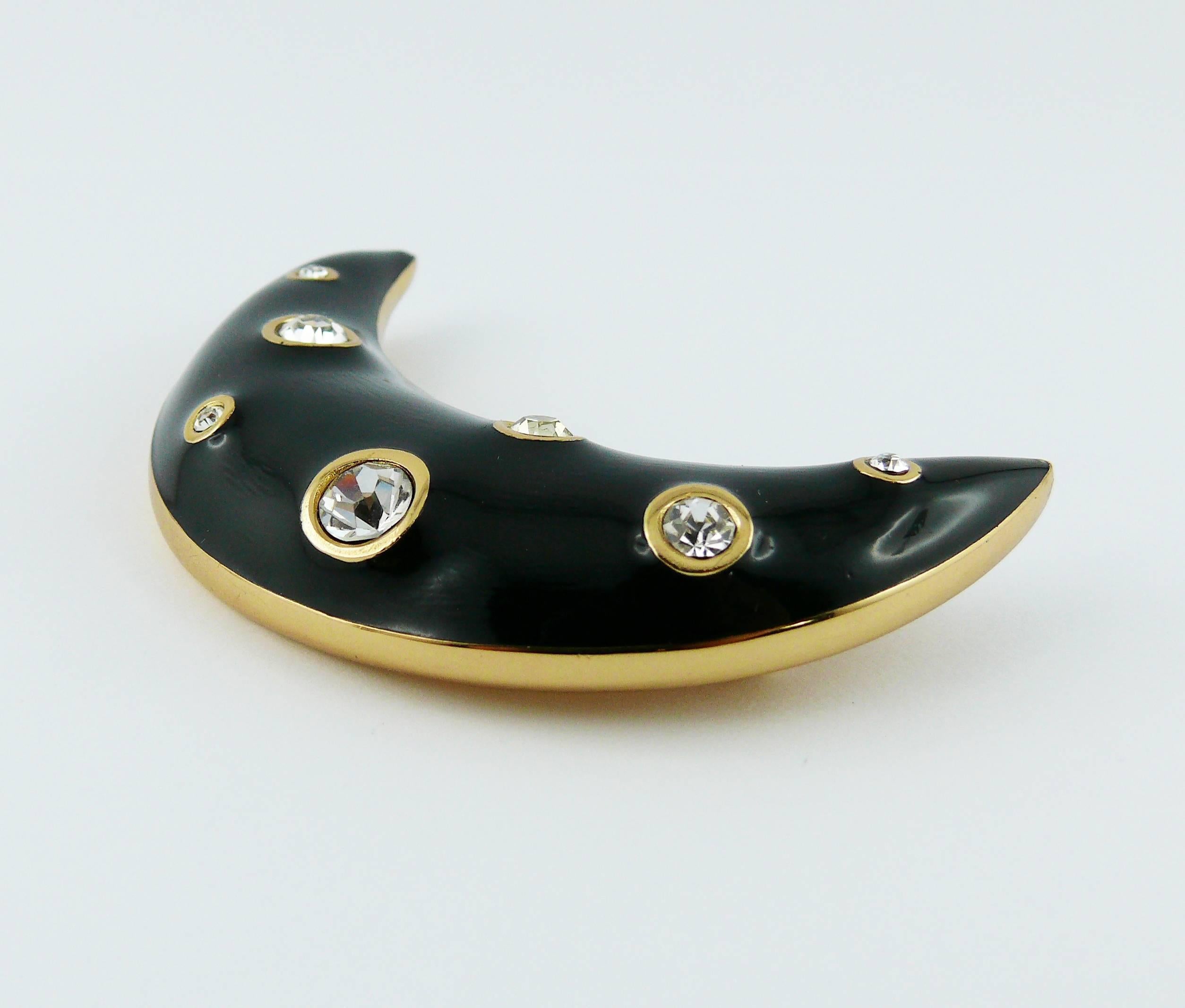 CHRISTIAN DIOR vintage black enamel crescent moon brooch with clear crystal embellishement.

Marked CHR. DIOR.

Indicative mesaurements : length approx. 6.6 cm (2.60 inches) / width approx. 4.3 cm (1.69 inches).

JEWELRY CONDITION CHART
- New