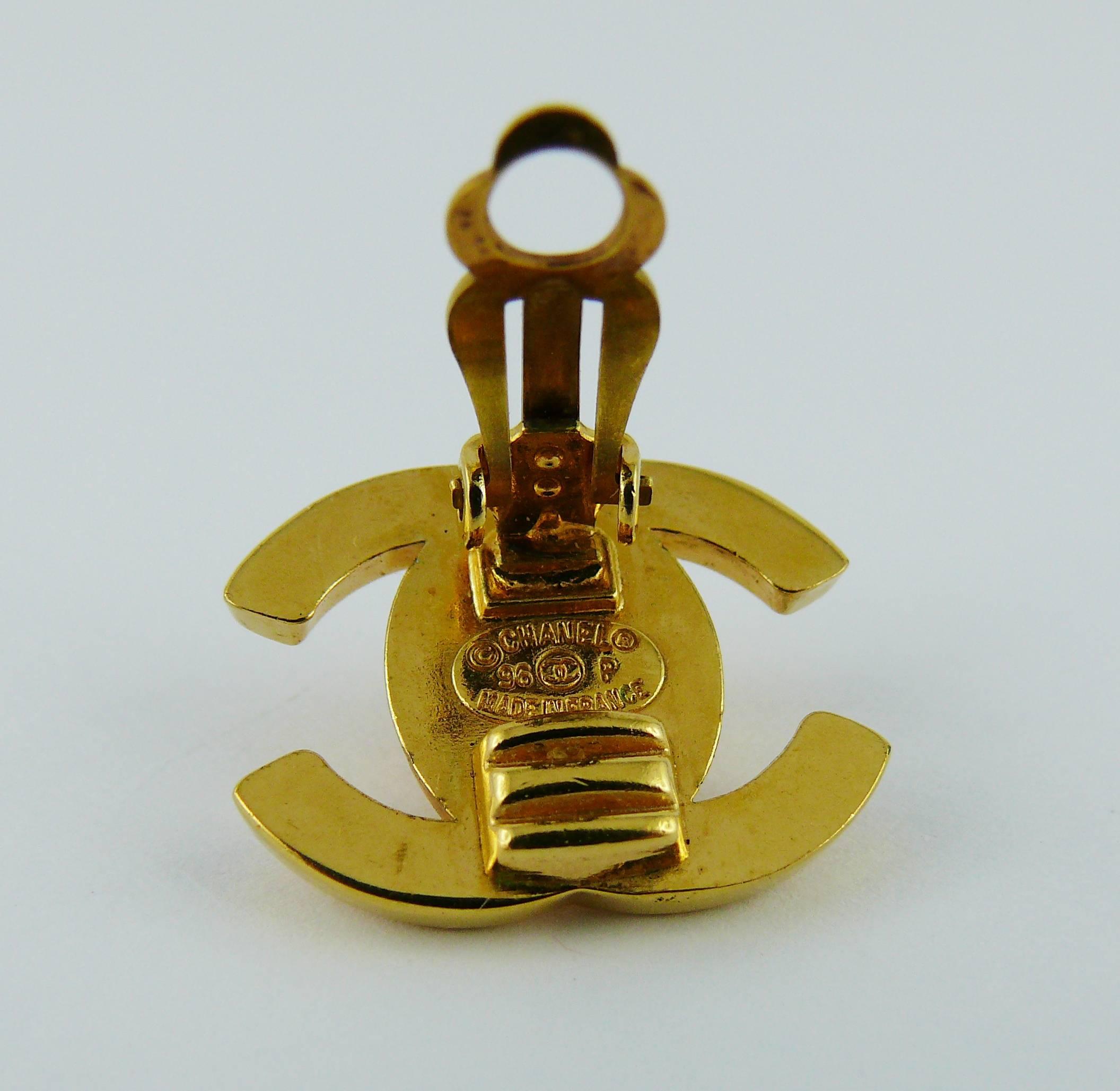 Chanel Vintage Gold Toned Turn Lock Clip-On Earrings Spring/Summer 1996 In Excellent Condition In Nice, FR