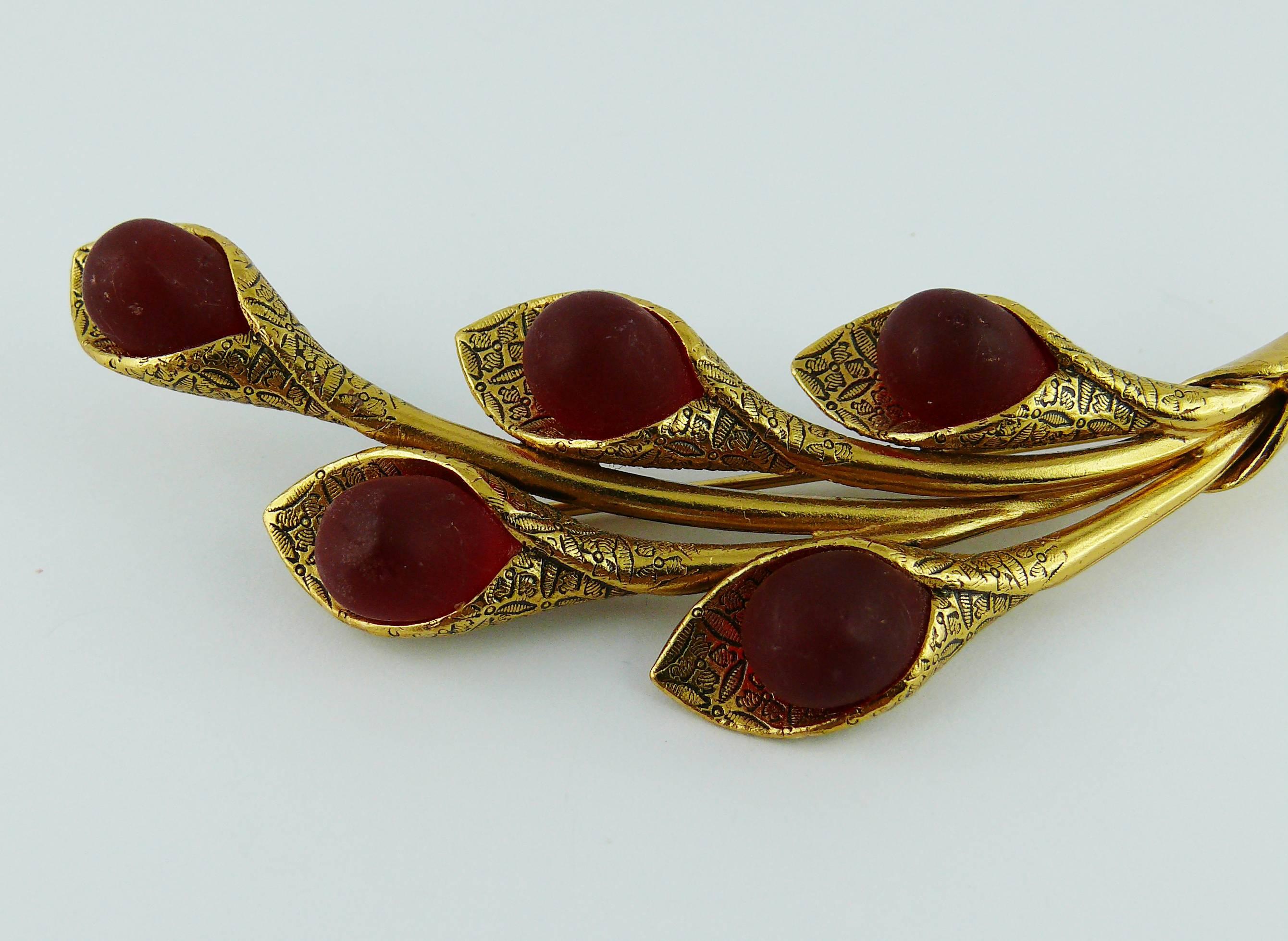 KENZO vintage gold tone floral brooch embellished with red glass cabochons.

Marked KENZO Paris Made in France.

Indicative measurements : length approx. 10.5 cm (4.13 inches) / width approx. 3 cm (1.18 inches).

JEWELRY CONDITION CHART
- New or