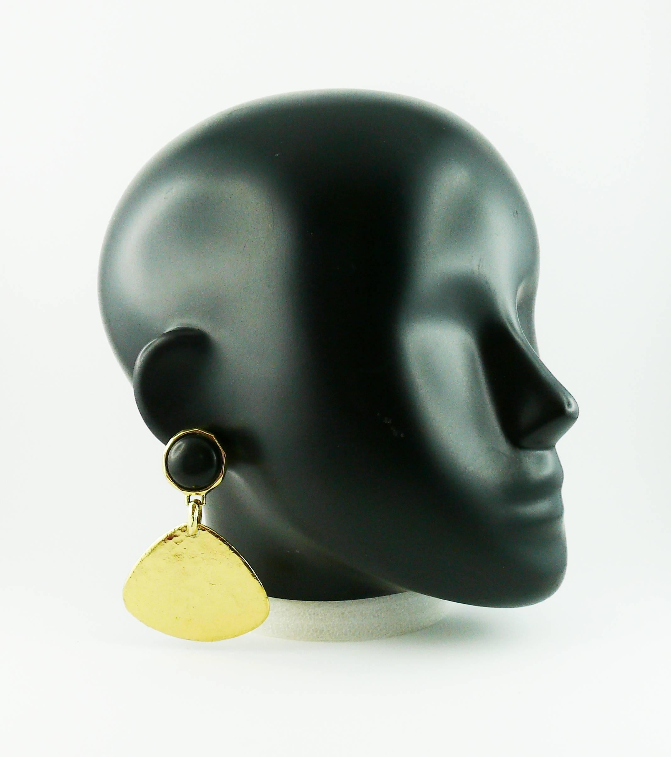 YVES SAINT LAURENT vintage African inspired dangling earrings (clip-on) featuring an ebony wood button top with massive hammered gold tone charms.

Marked YSL Made in France.

Indicative measurements : length approx. 7.4 cm (2.91 inches) / maximum