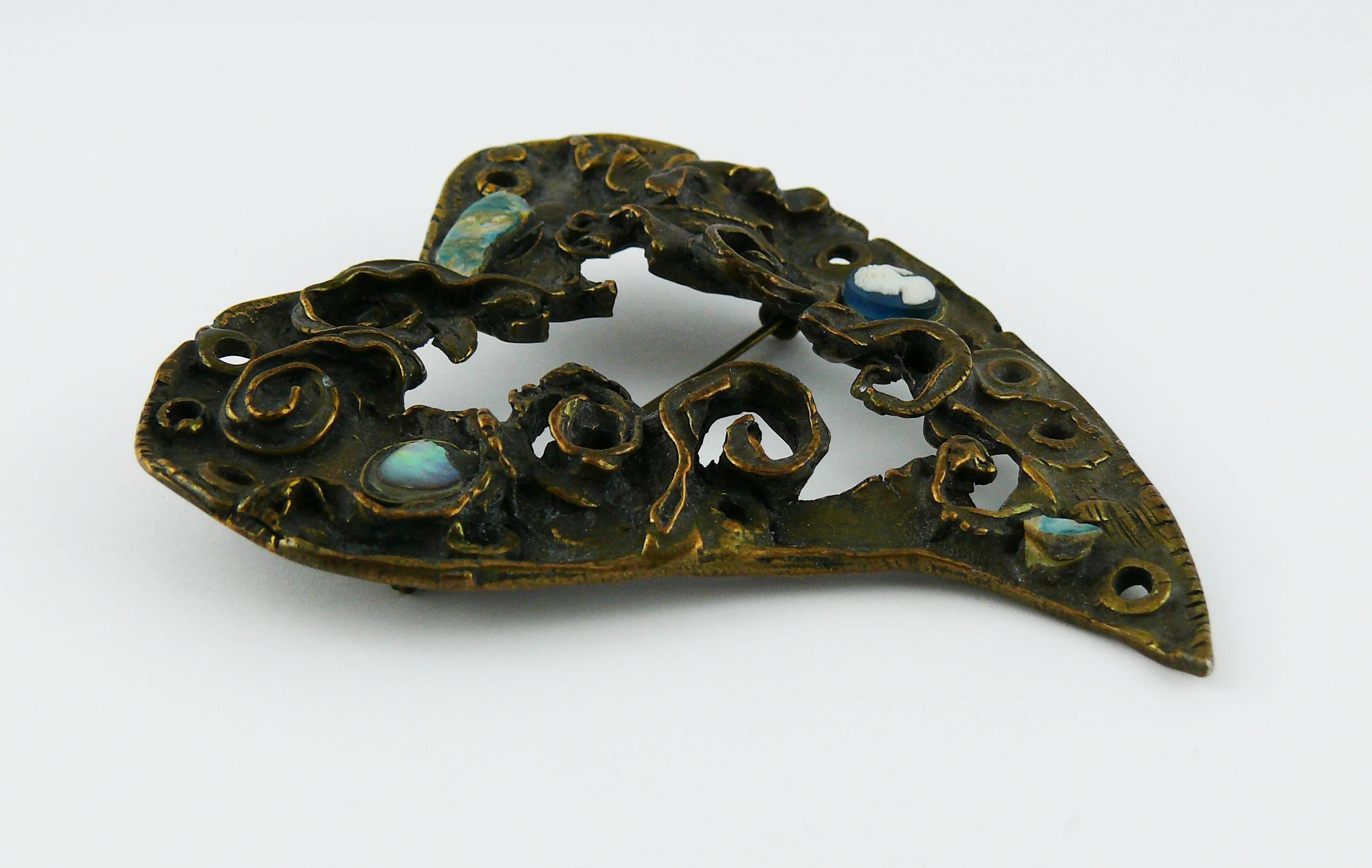 CHRISTIAN LACROIX vintage antique bronze patina heart brooch embellished with a cameo.

Limited Xmas edition.

Marked CHRISTIAN LACROIX CL Made in France.
Noël 1994.

JEWELRY CONDITION CHART
- New or never worn : item is in pristine condition with