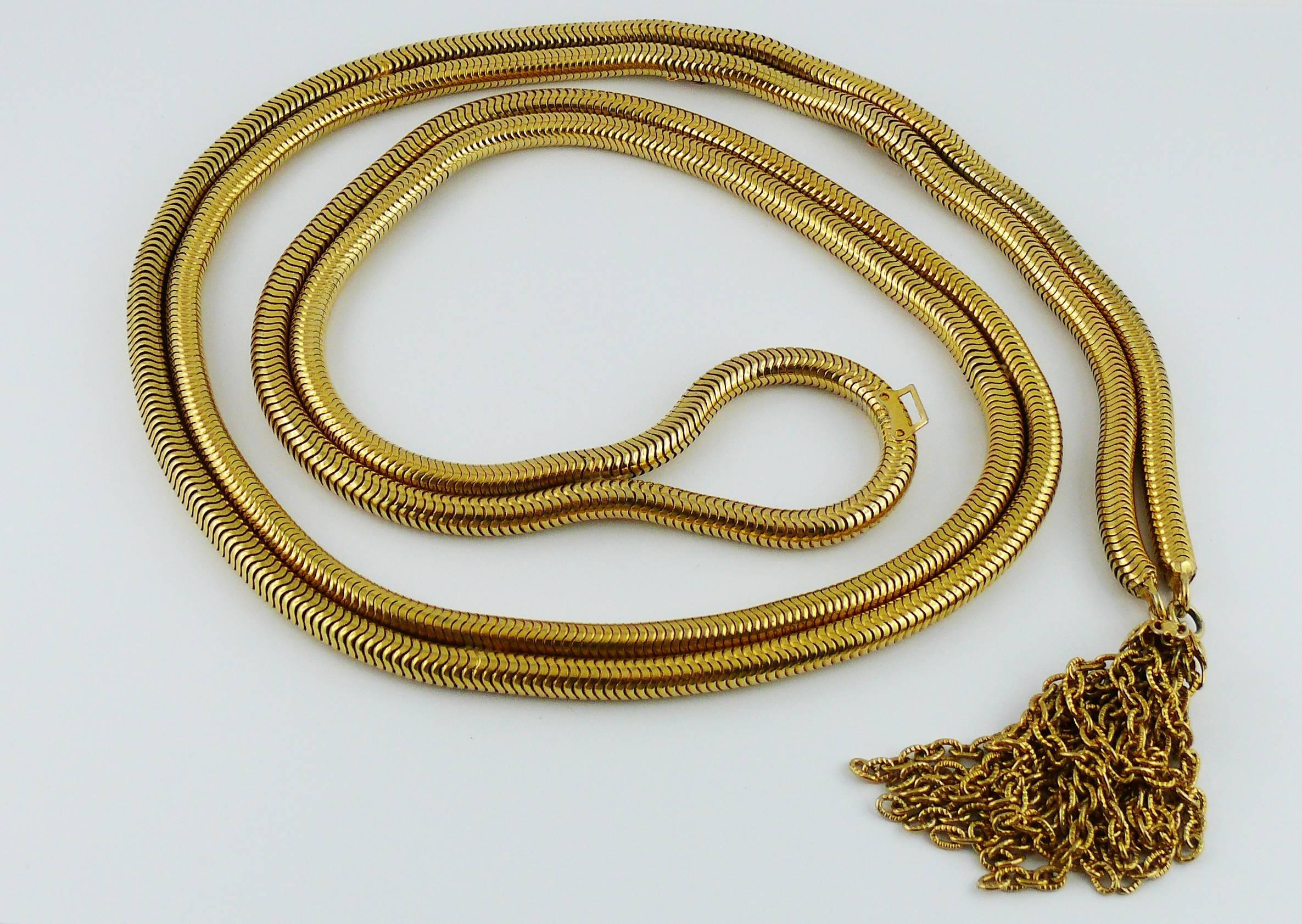 CHRISTIAN DIOR vintage gold toned lariat snake chain belt with tassel.

Hook closure.

Marked CHRISTIAN DIOR.

Indicative measurements : length to 1st hook approx. 70 cm (27.56 inches) / length to 2nd hook approx. 75 cm (29.53 inches) / width