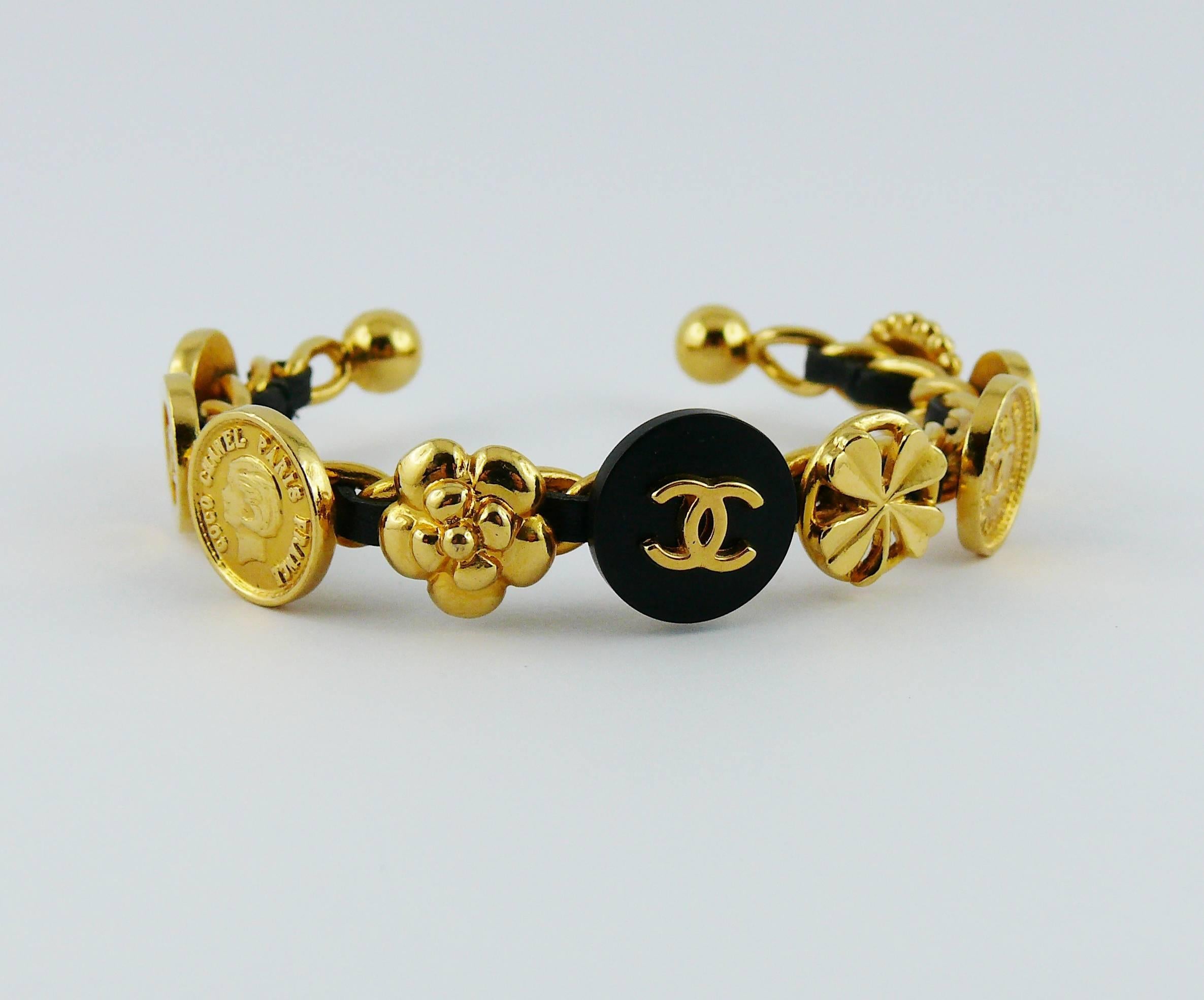 CHANEL vintage rare interwoven gold chain and black leather rigid bracelet featuring 9 iconic coins.

Spring/Summer 1996.

Marked CHANEL 96 P Made in France.

Indicative mesaurements : inner circumference approx. 17.59 cm (6.93 inches) / chain